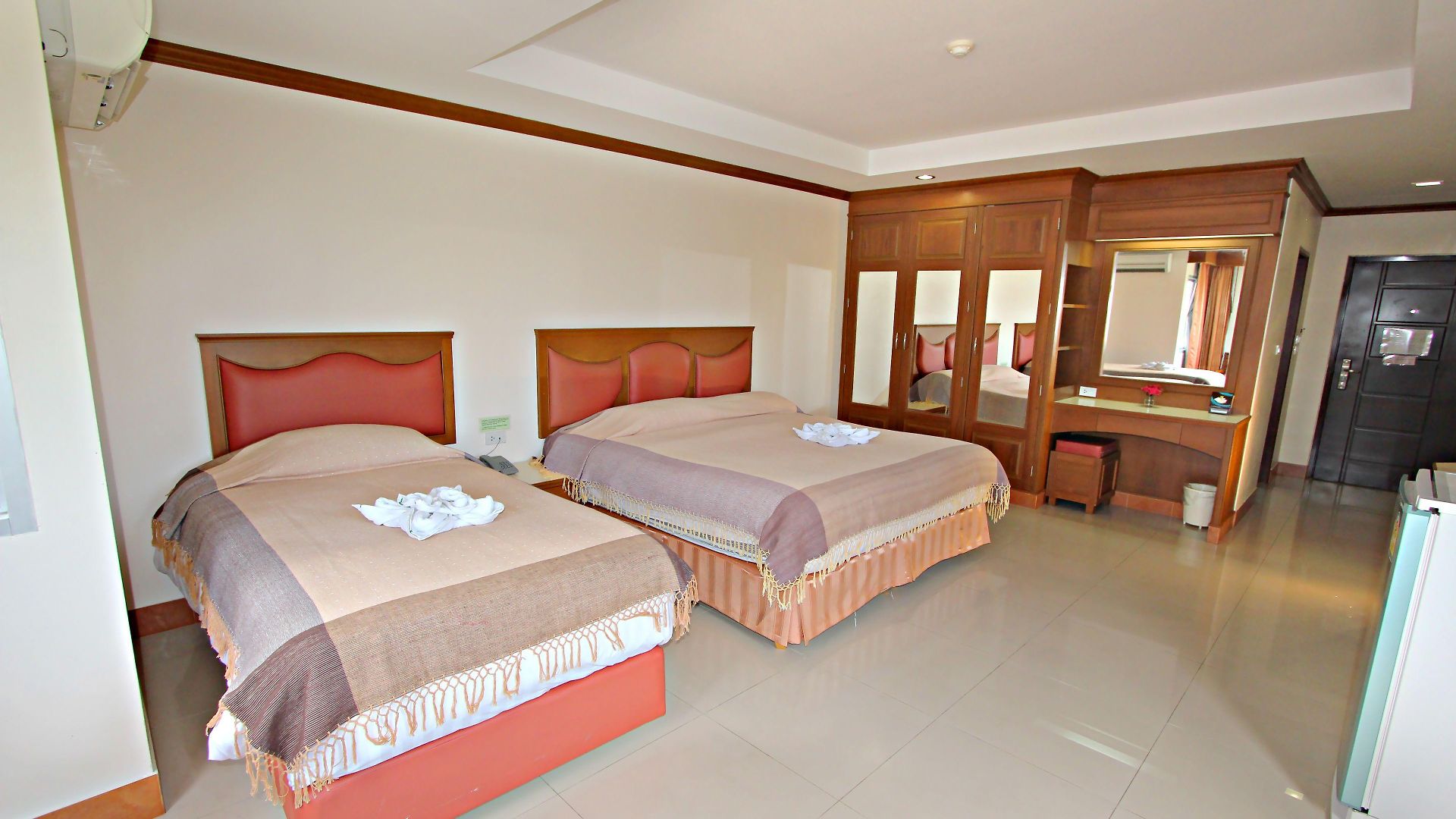 เล็ก โรงแรม