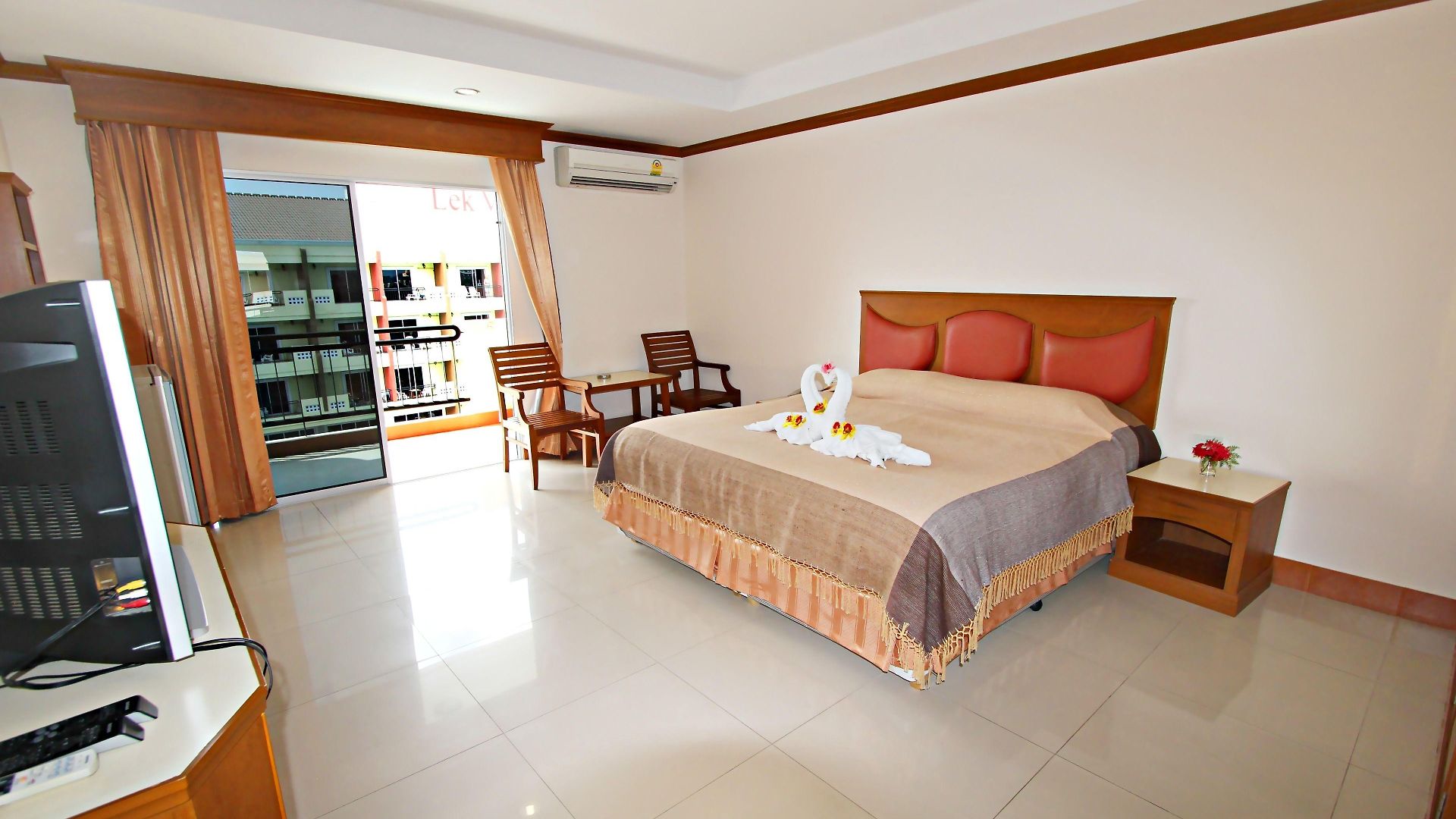 เล็ก โรงแรม 3*