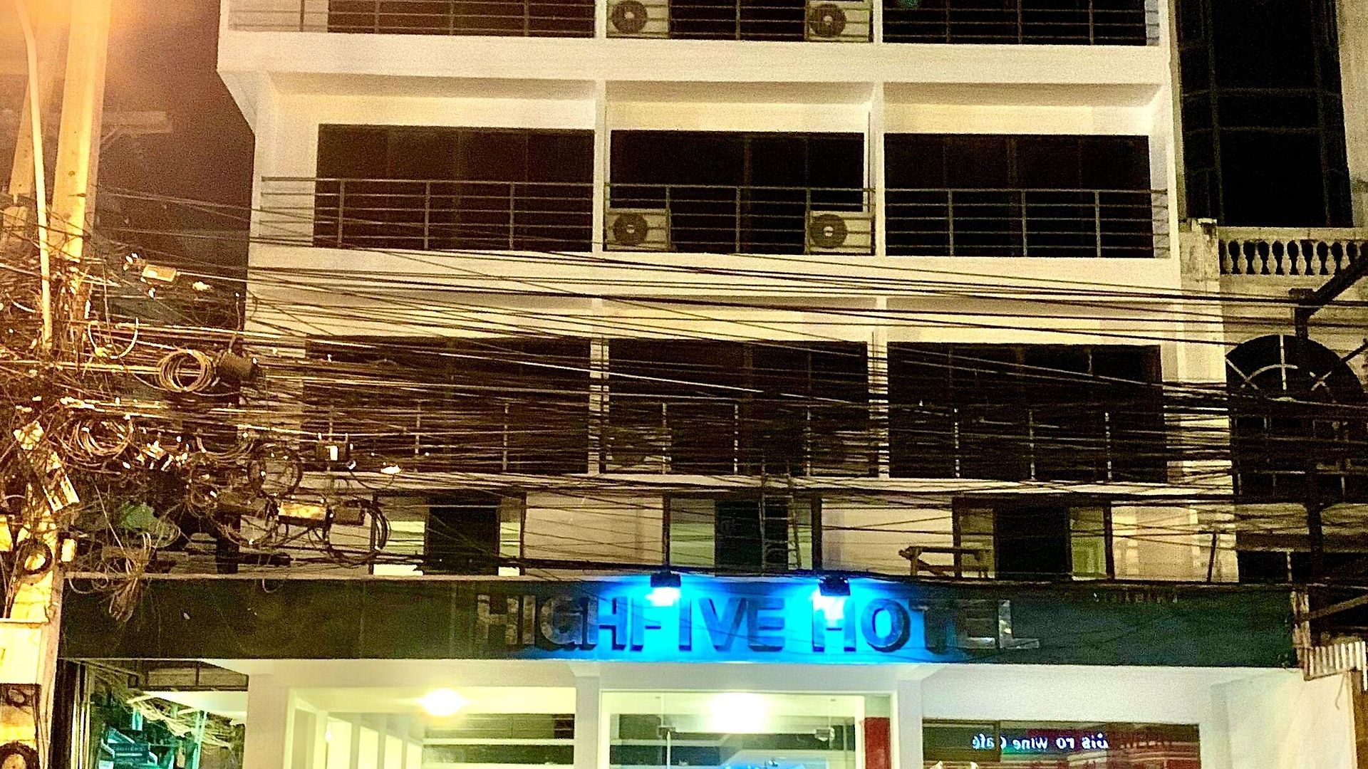 Highfive โรงแรม 2*