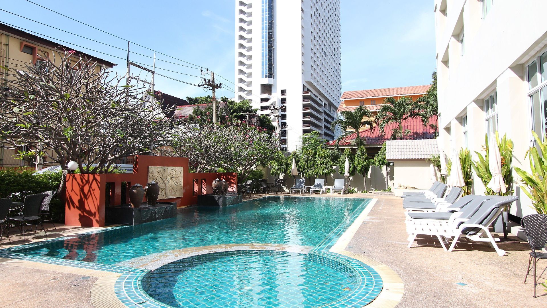 คราวน์พัทยาบีชโฮเทล โรงแรม 3*