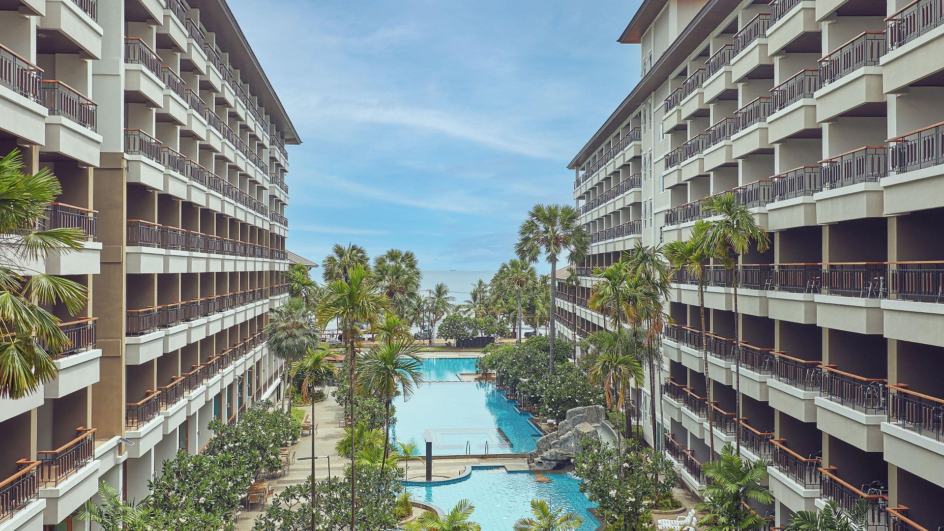 Welcome World Beachfront 4* Pattaya