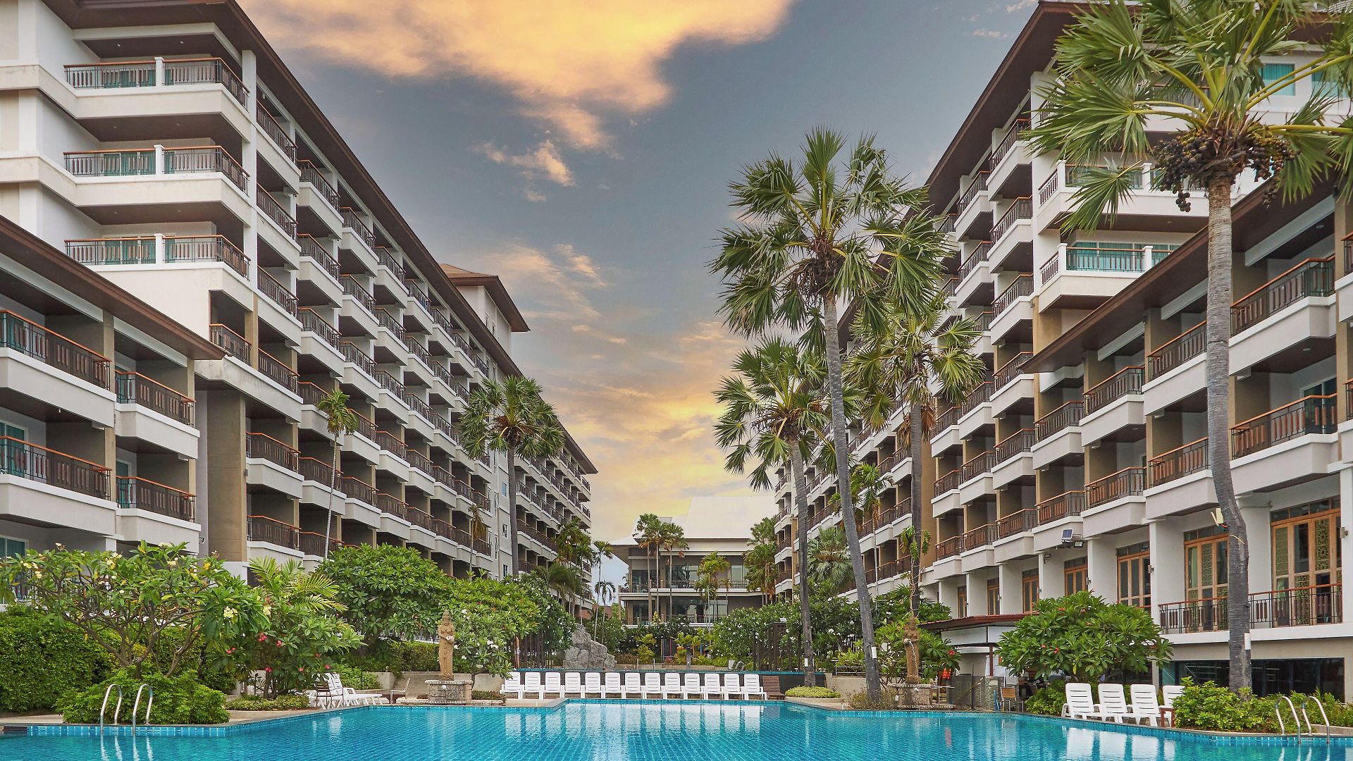 โรงแรม Welcome World Beachfront Pattaya