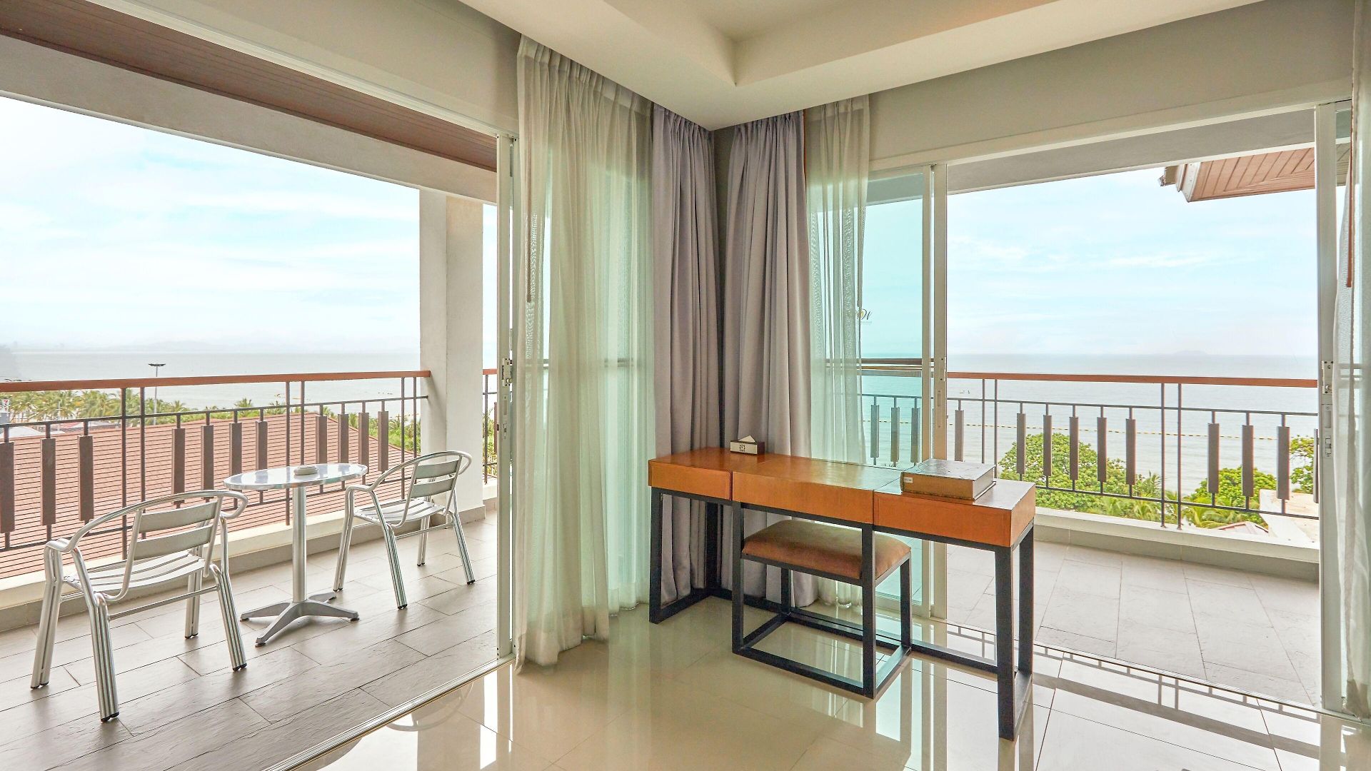โรงแรม Welcome World Beachfront