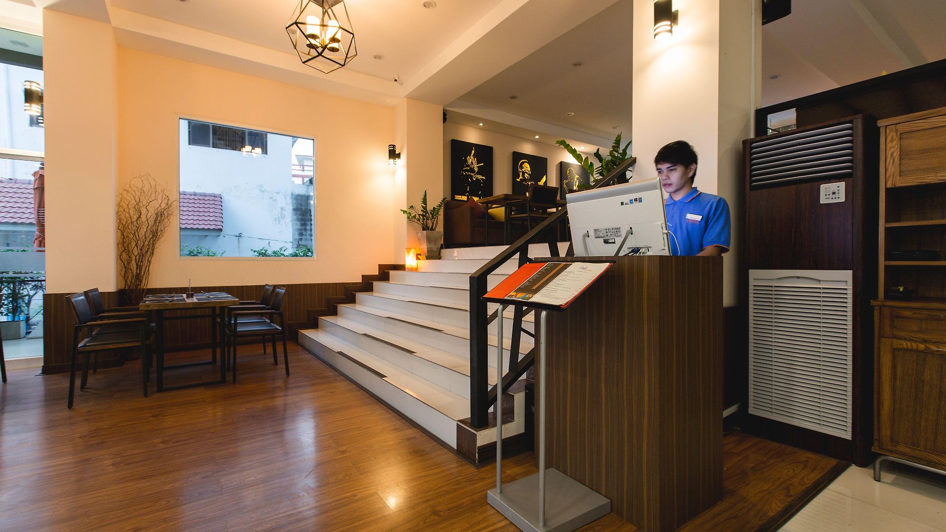 โรงแรม Adelphi 4*