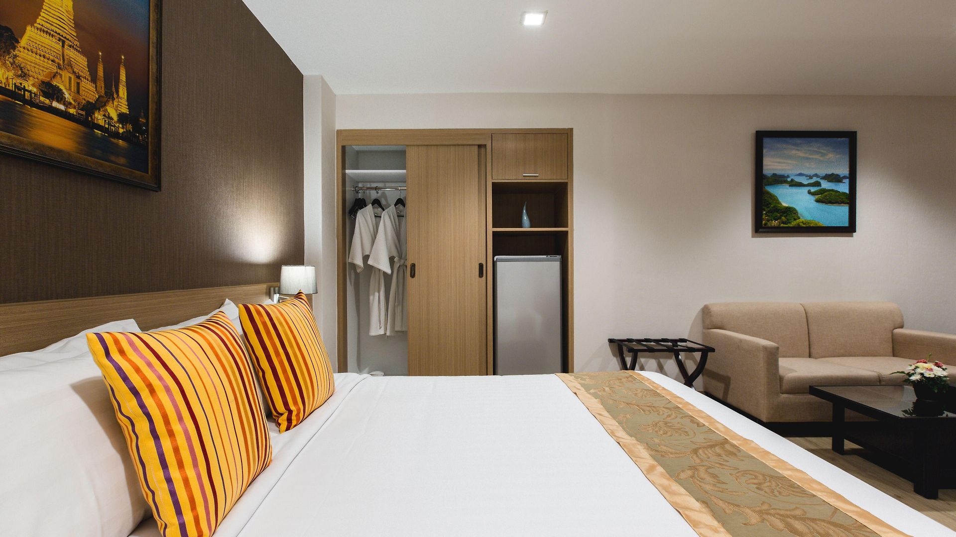 โรงแรม Adelphi 4*