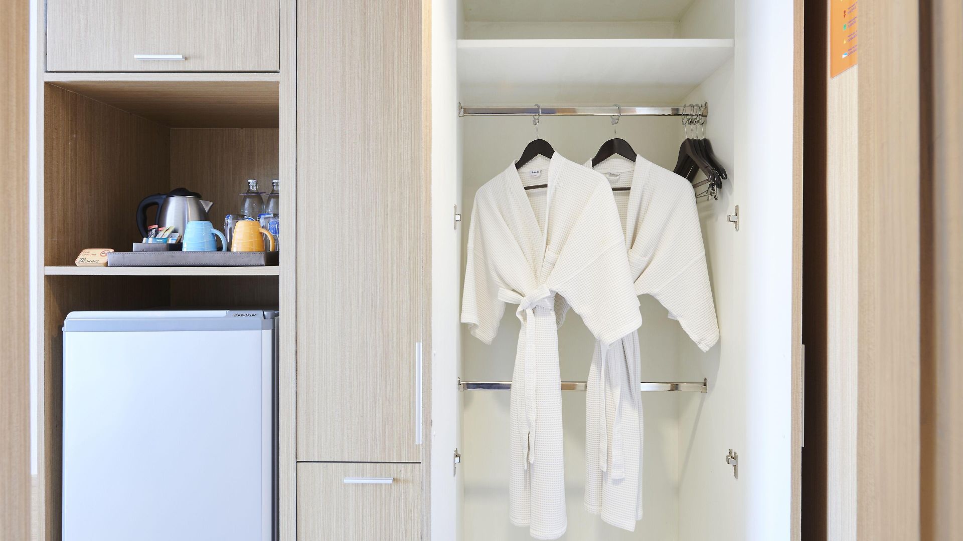โรงแรม Adelphi 4*