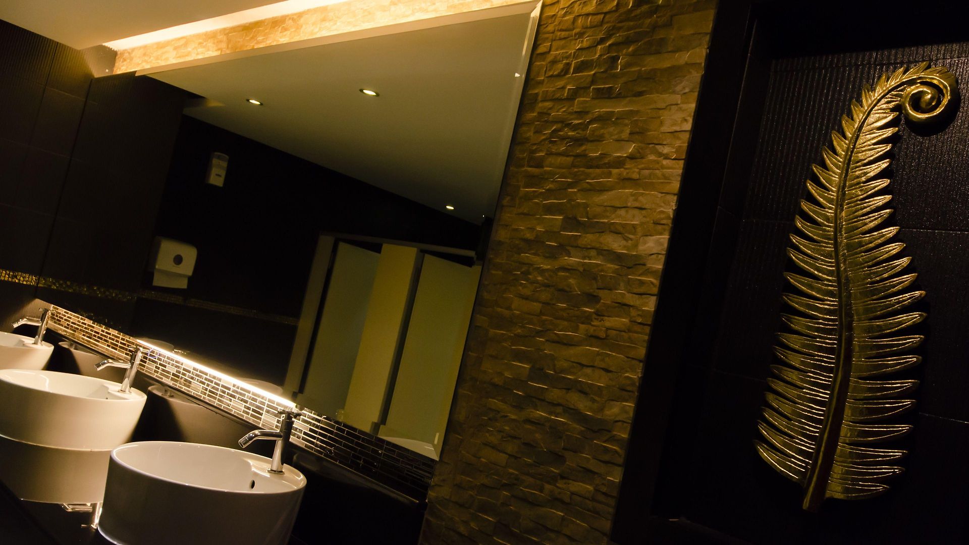 โรงแรม First Pacific Cirrus