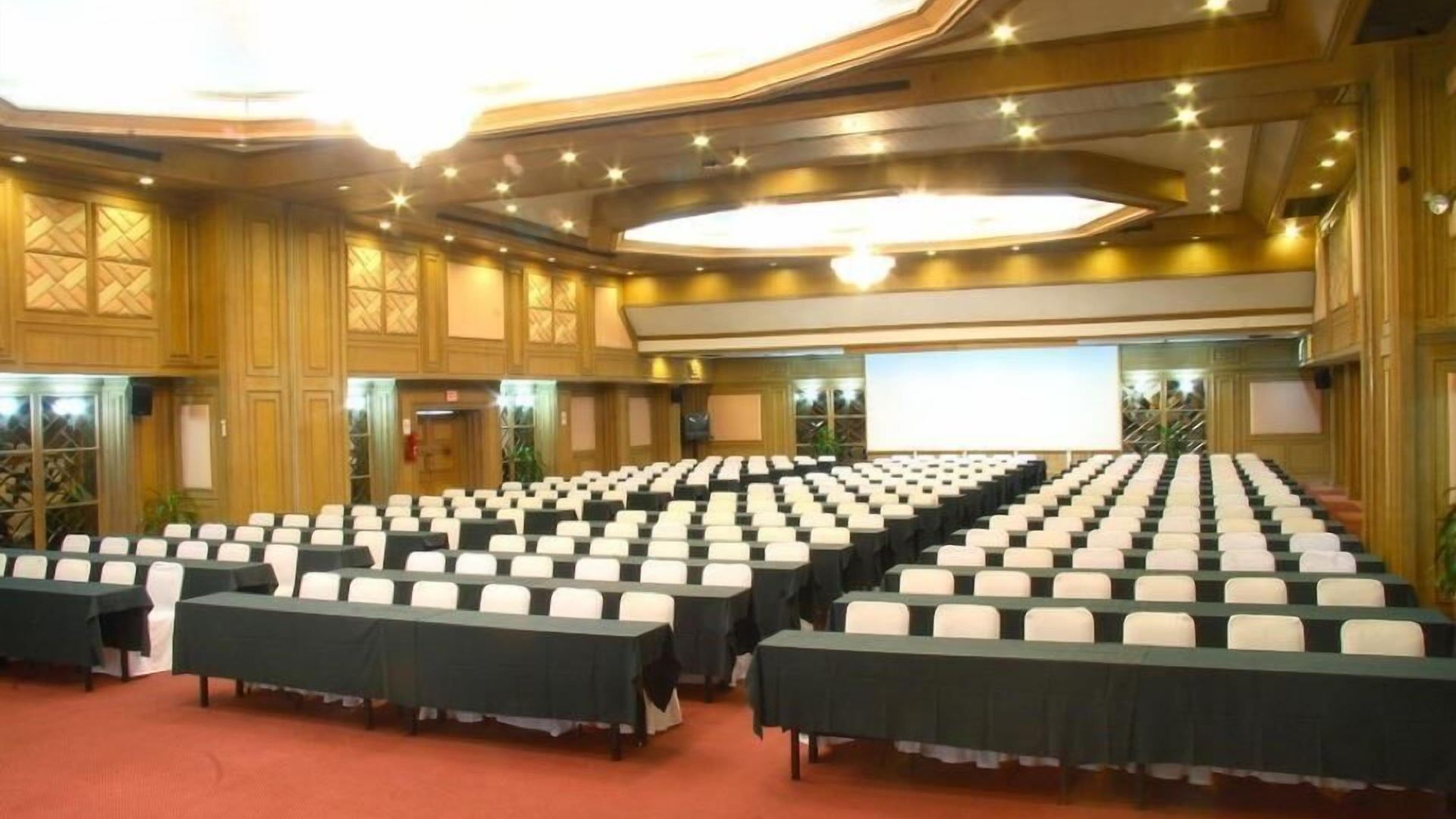 โรงแรม First Pacific Cirrus