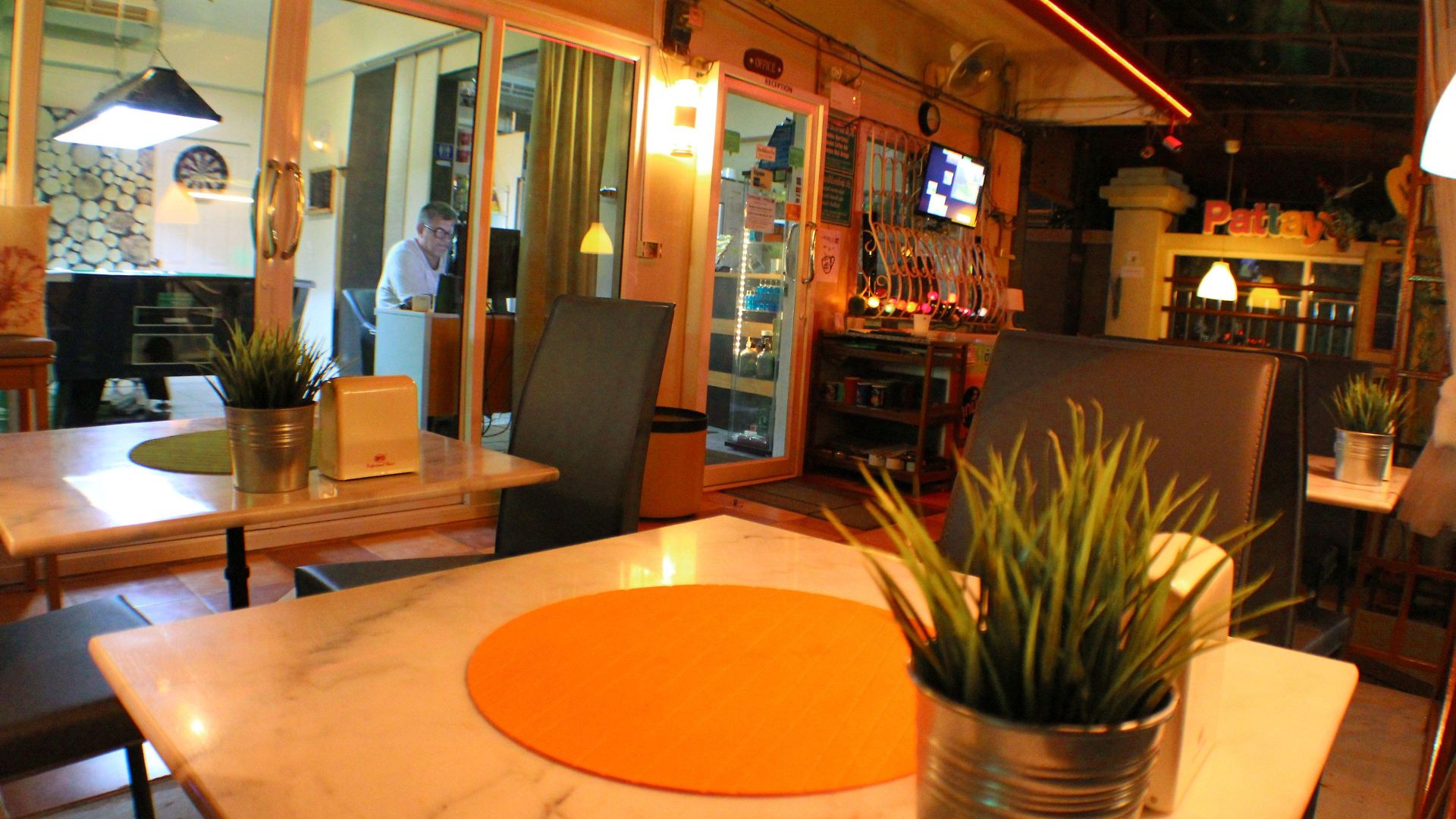 Oyo 838 Aromdee Hotel