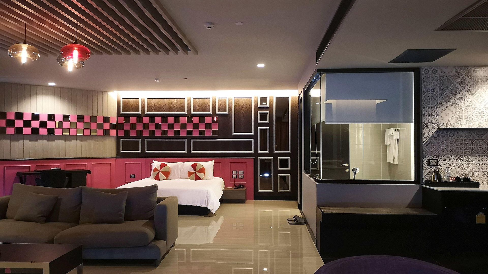 Tsix5 Phenomenal โรงแรม