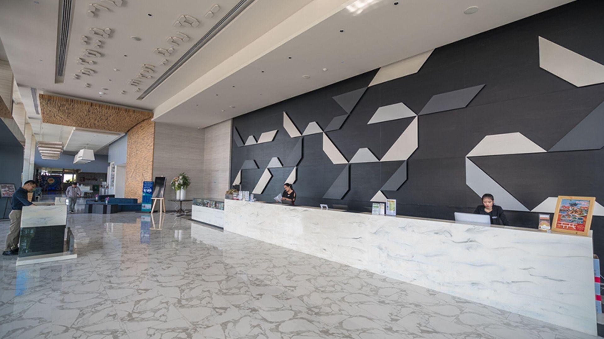 Tsix5 Phenomenal โรงแรม