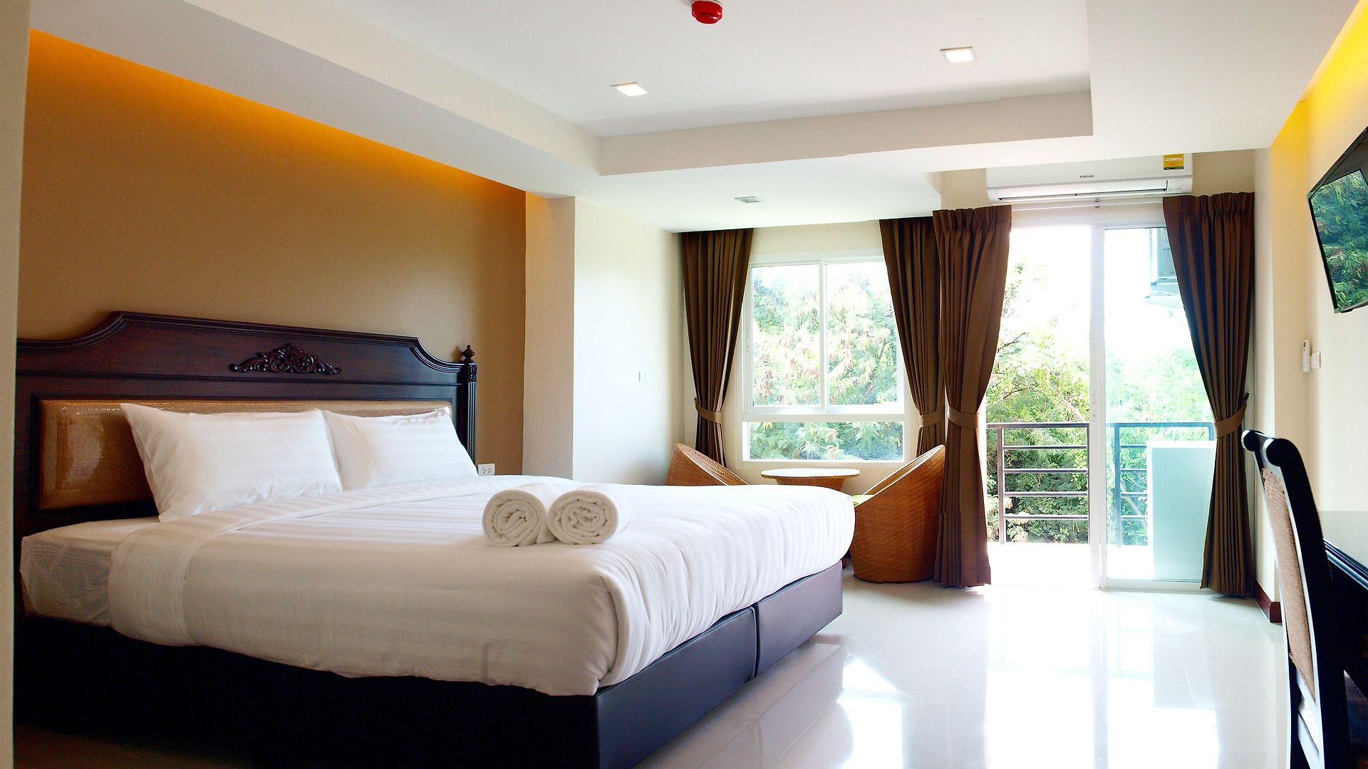 โรงแรม V