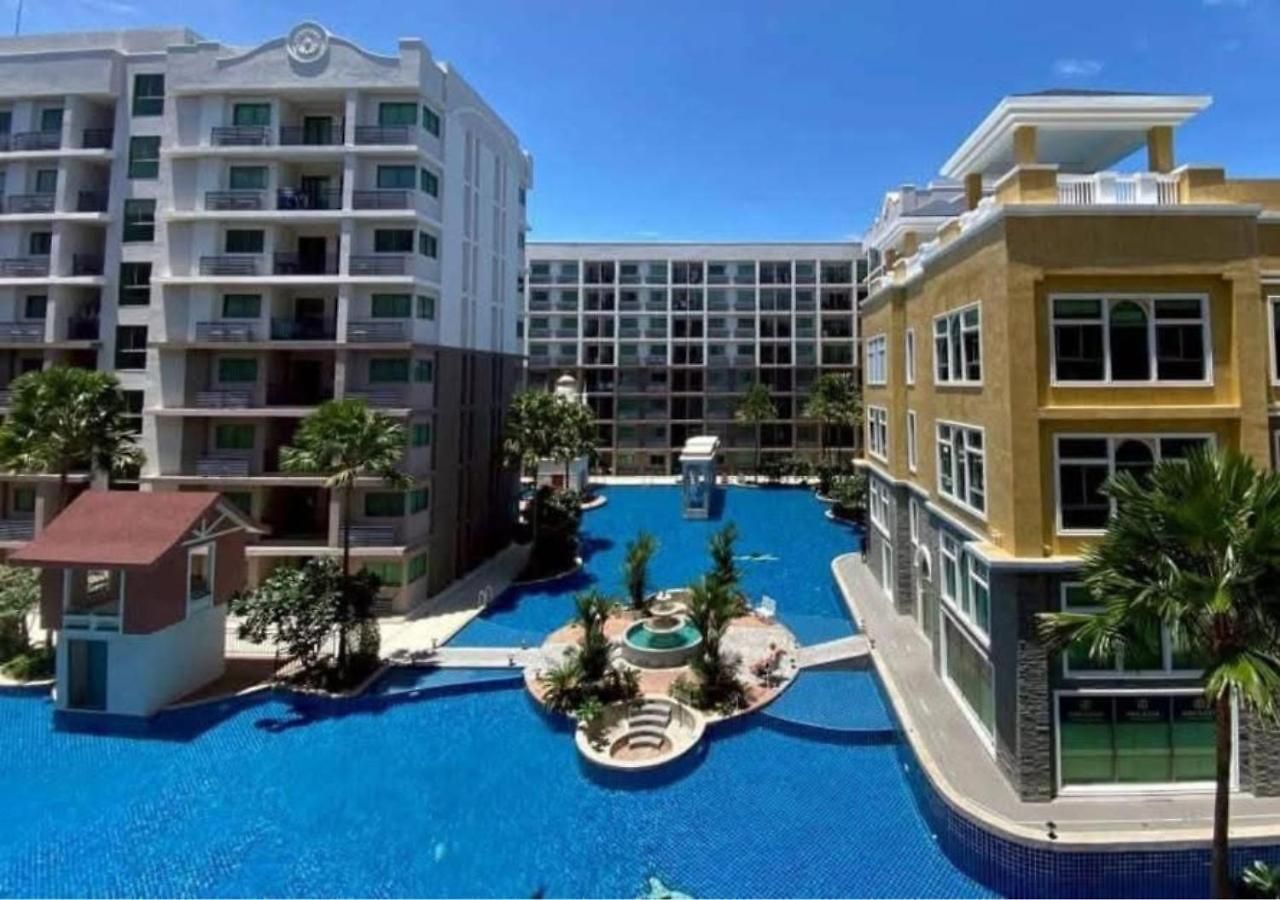 Outside Dusit Grand View 22 By Snap Hosting * Pattaya