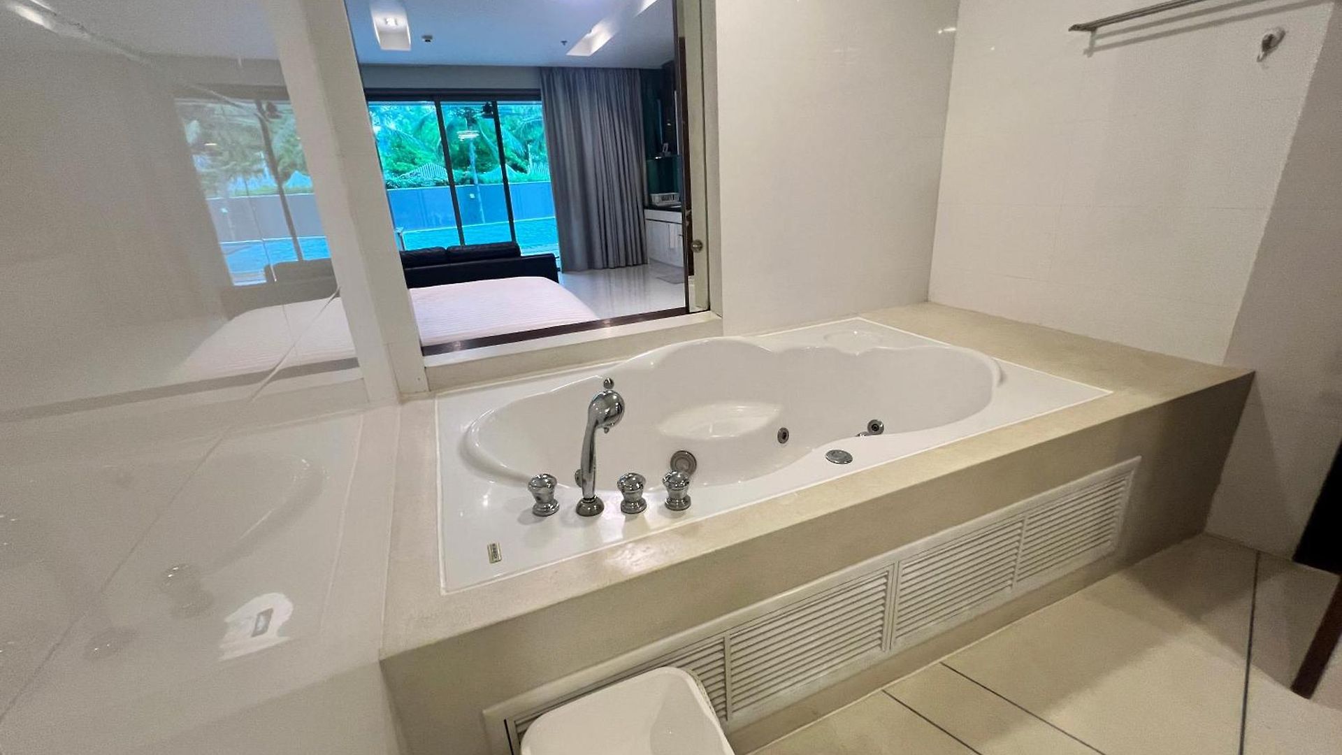 Luxe Beachfront With Pool Access อพาร์ทเม้น