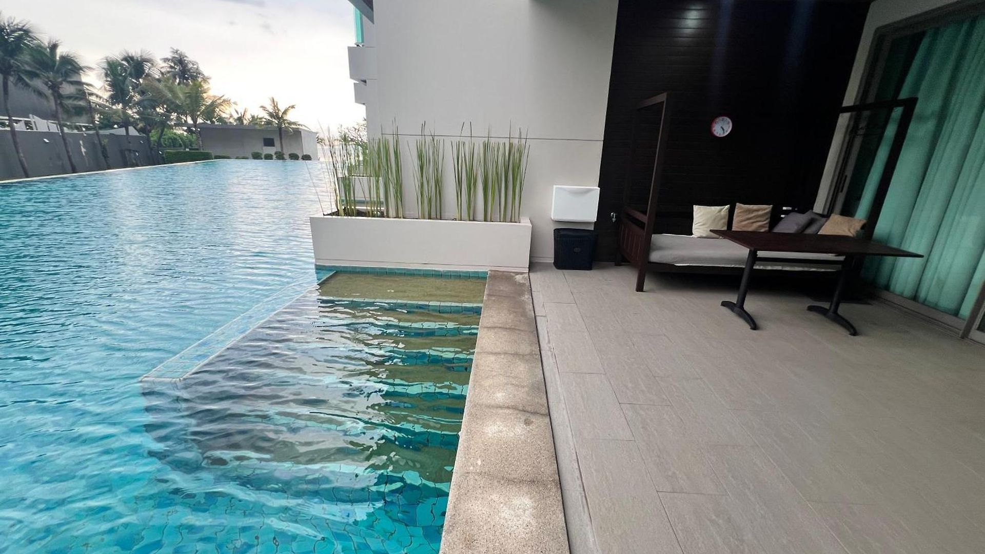 อพาร์ทเม้น Luxe Beachfront With Pool Access Pattaya