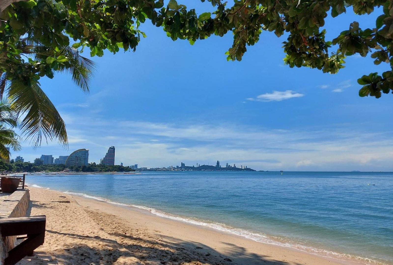อพาร์ทเม้น Luxe Beachfront With Pool Access