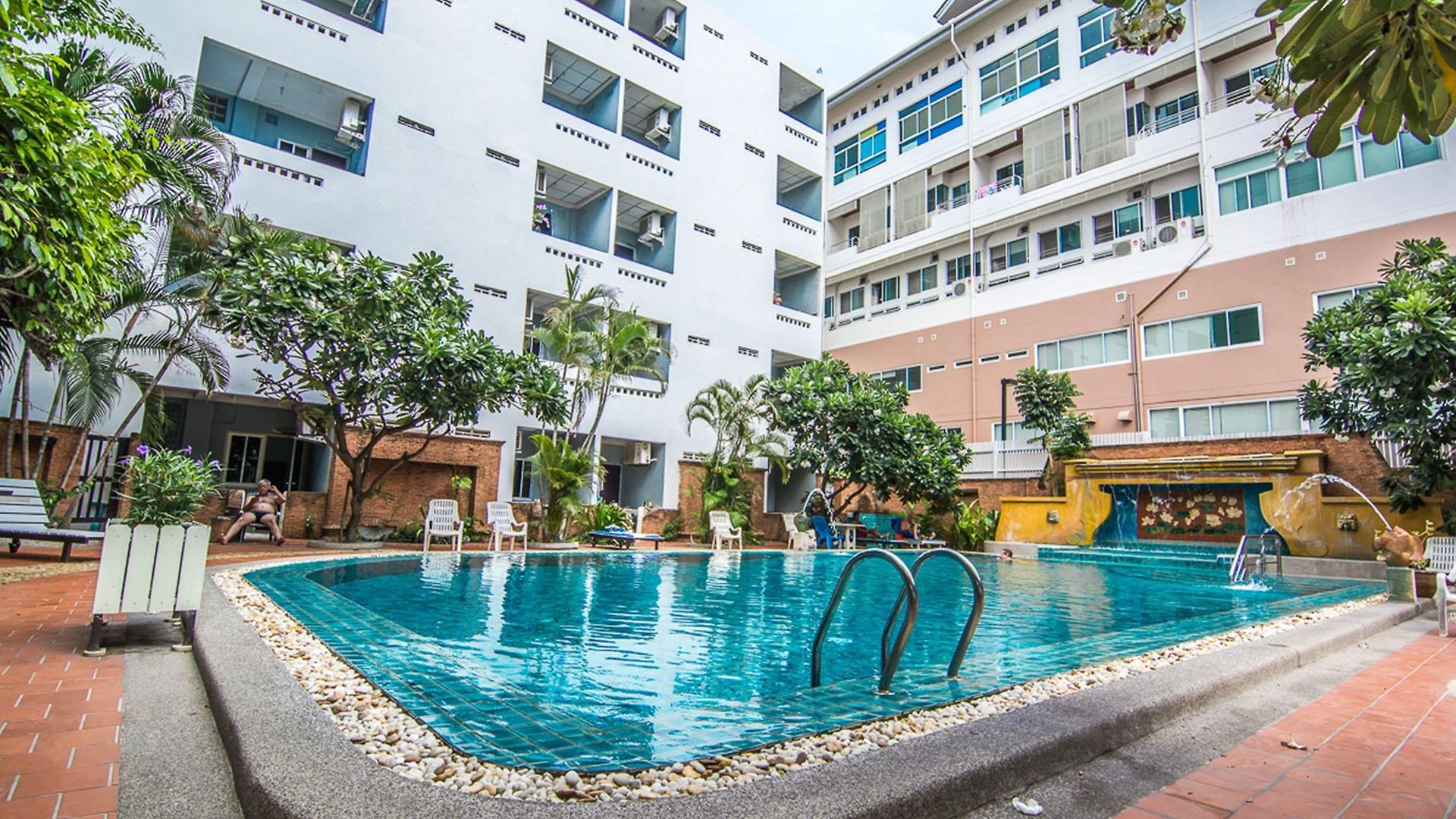 โรงแรม สุทัศน์คอร์ท 1 3*