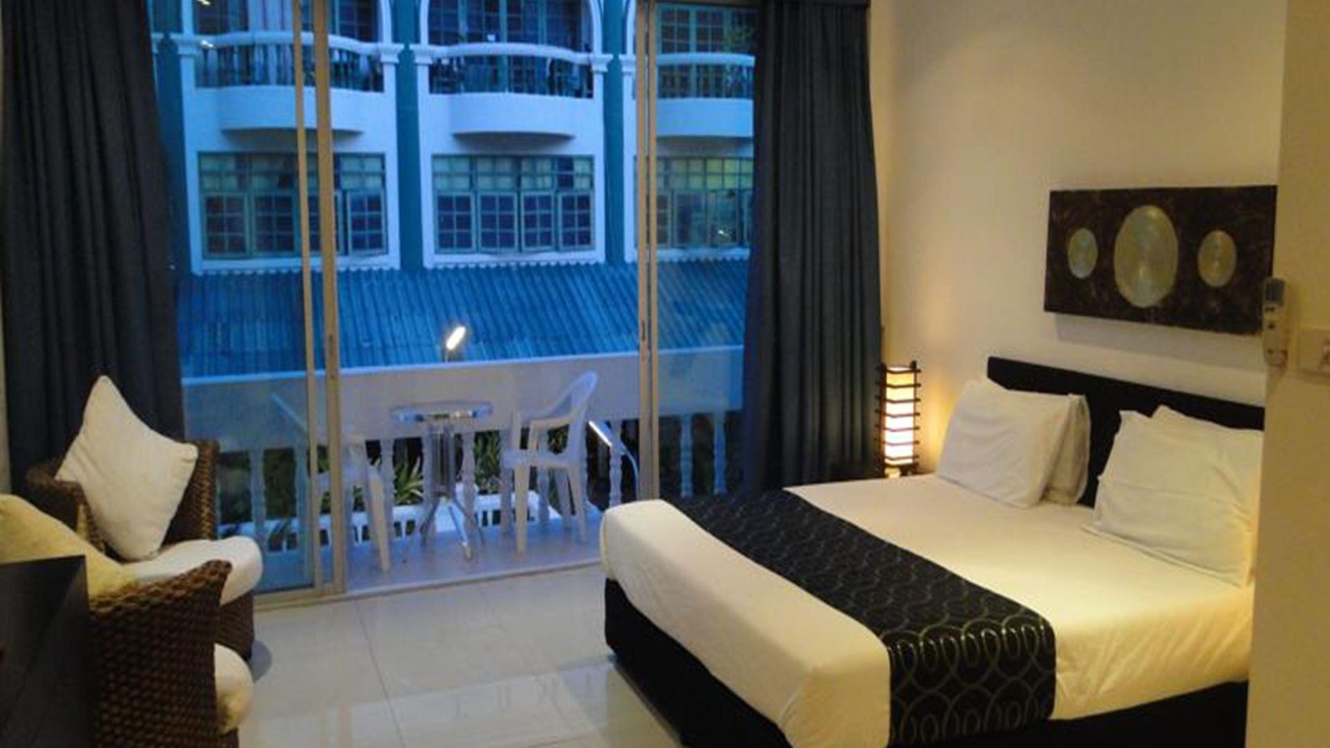 East โรงแรม