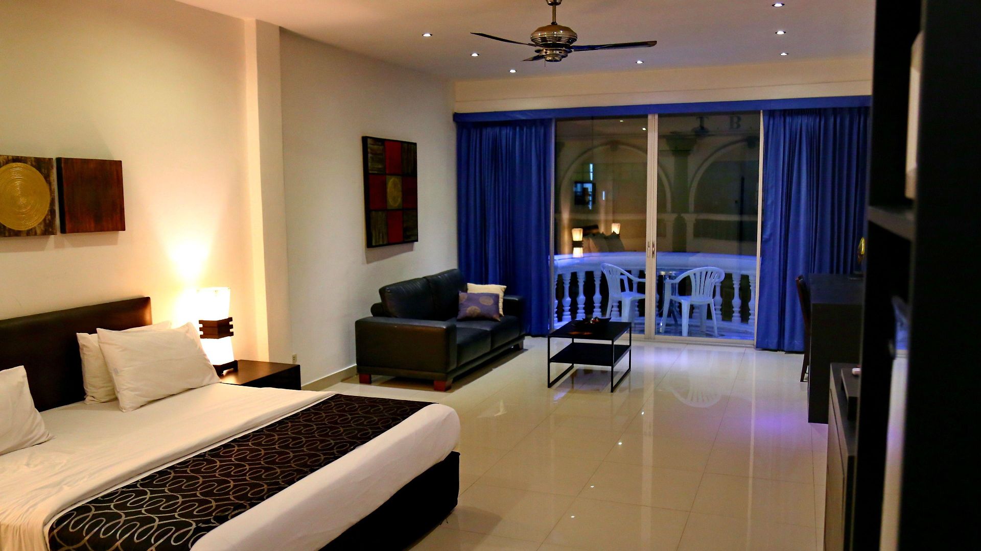 โรงแรม East