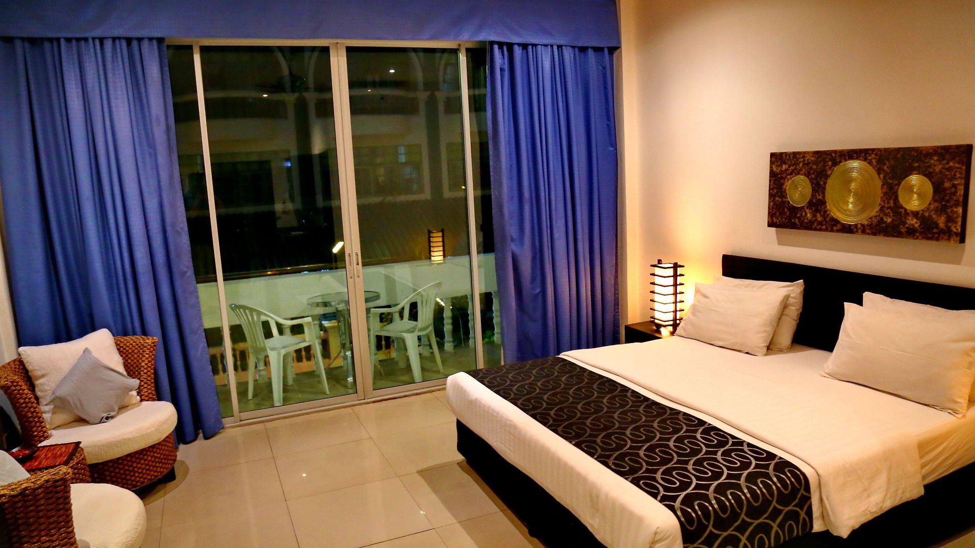 East โรงแรม