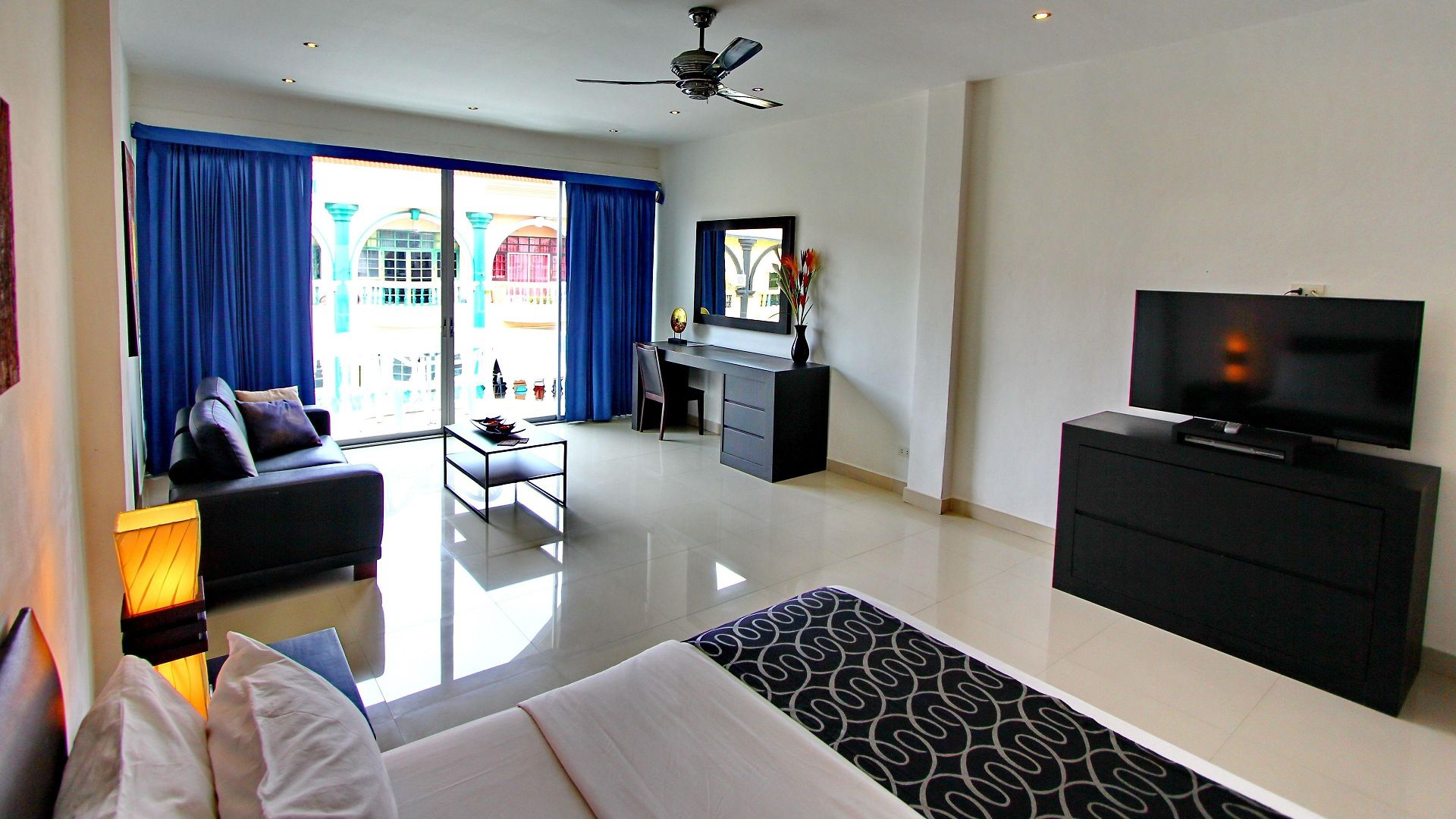 โรงแรม East