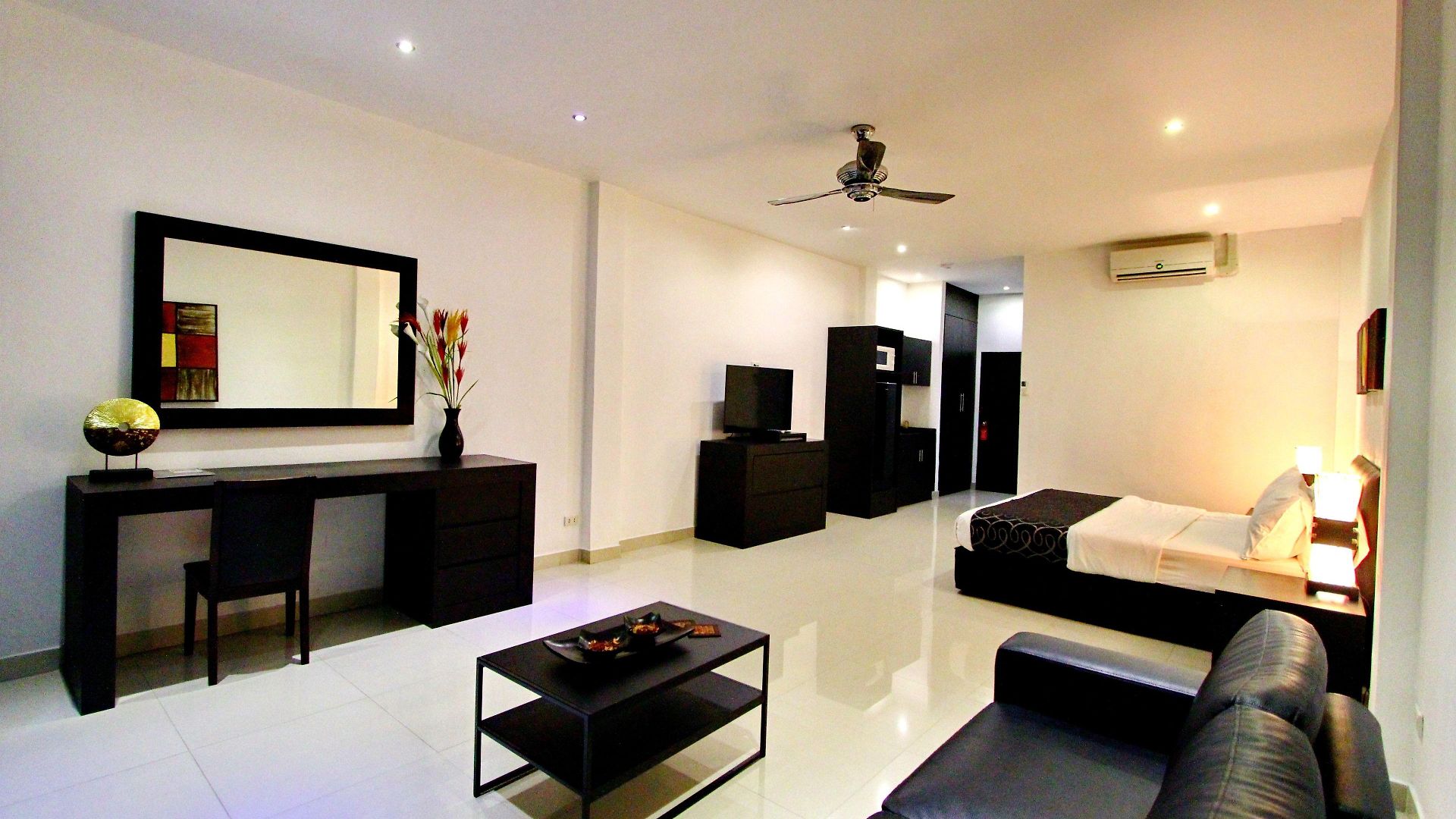 East โรงแรม 3*
