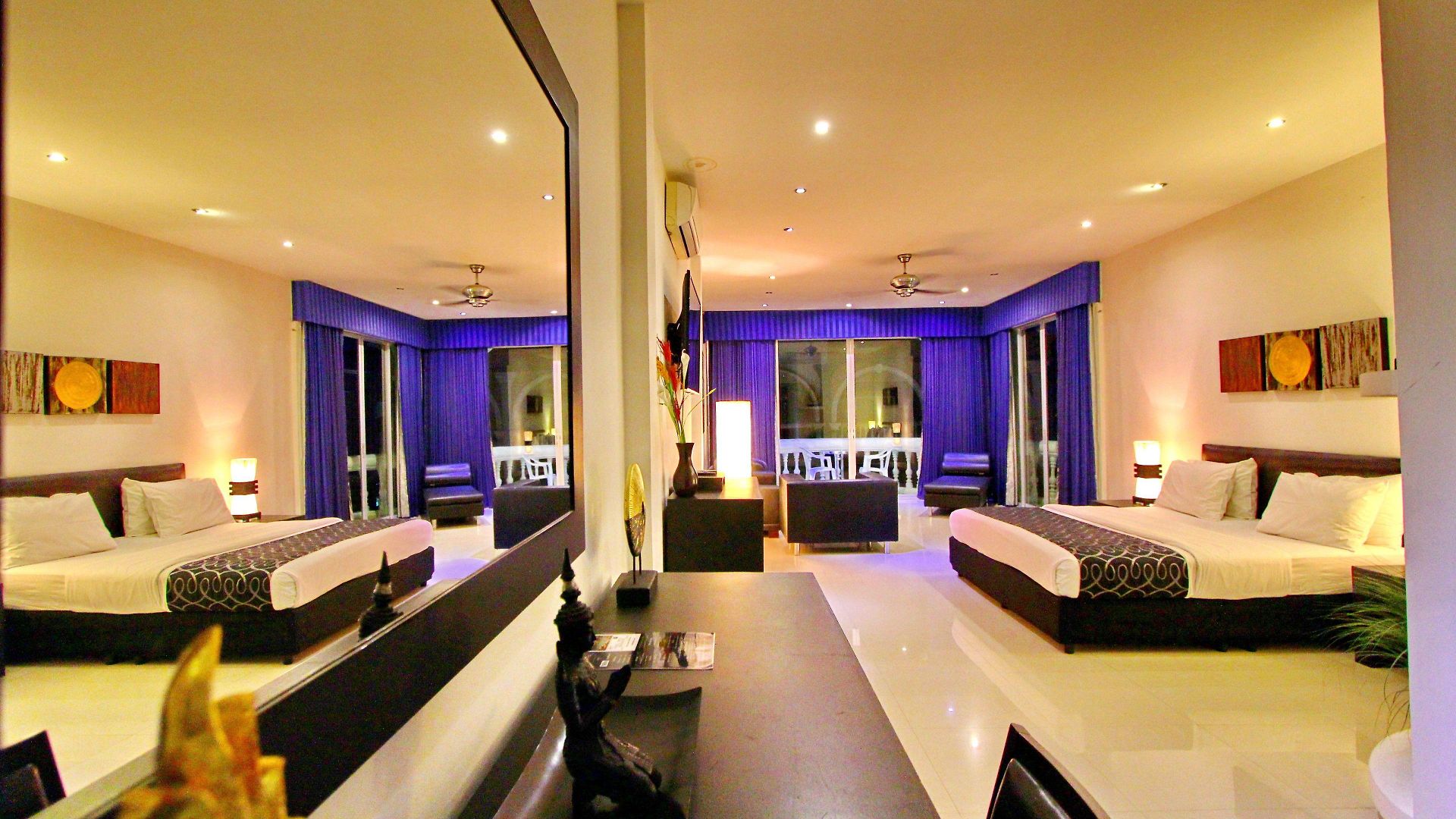East โรงแรม 3*