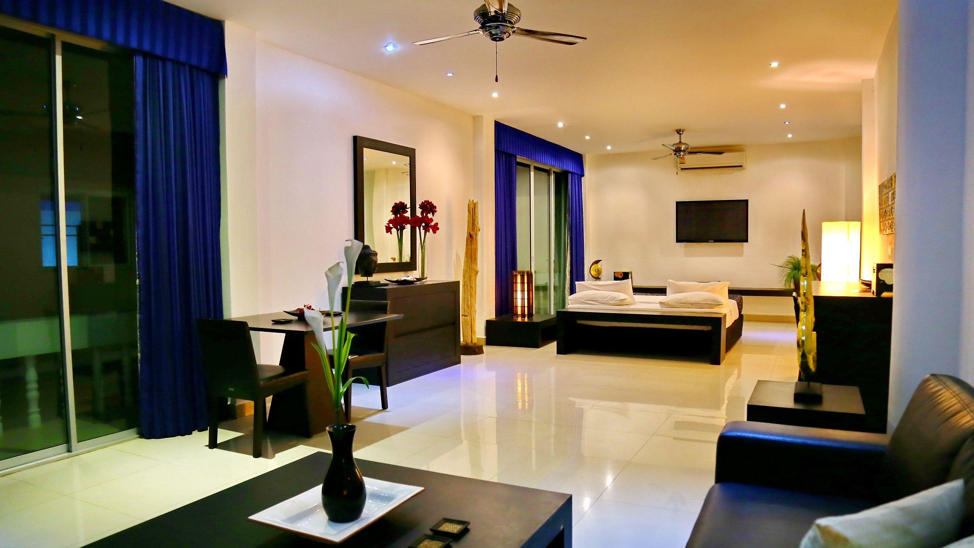 East โรงแรม 3*