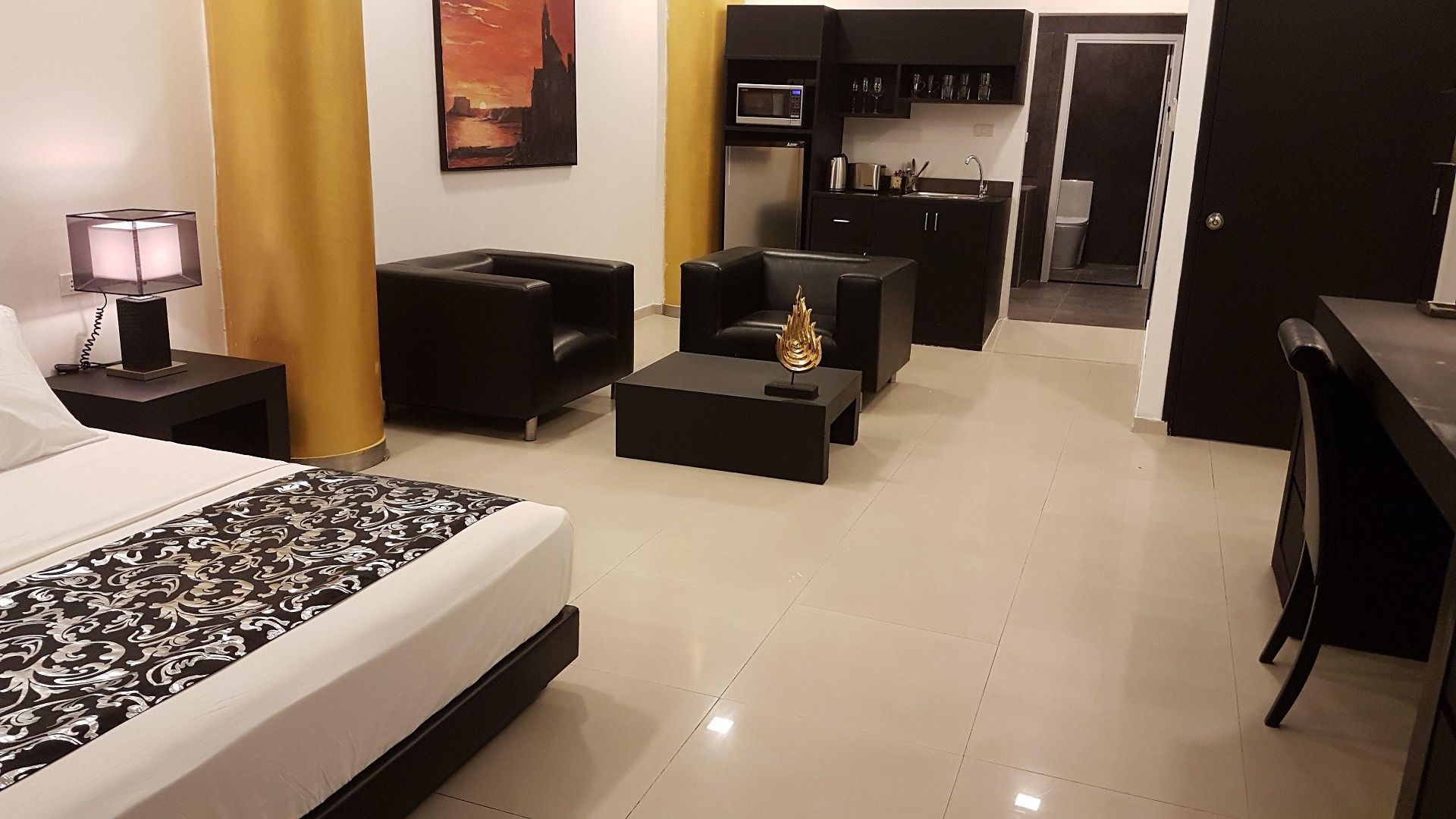 East โรงแรม