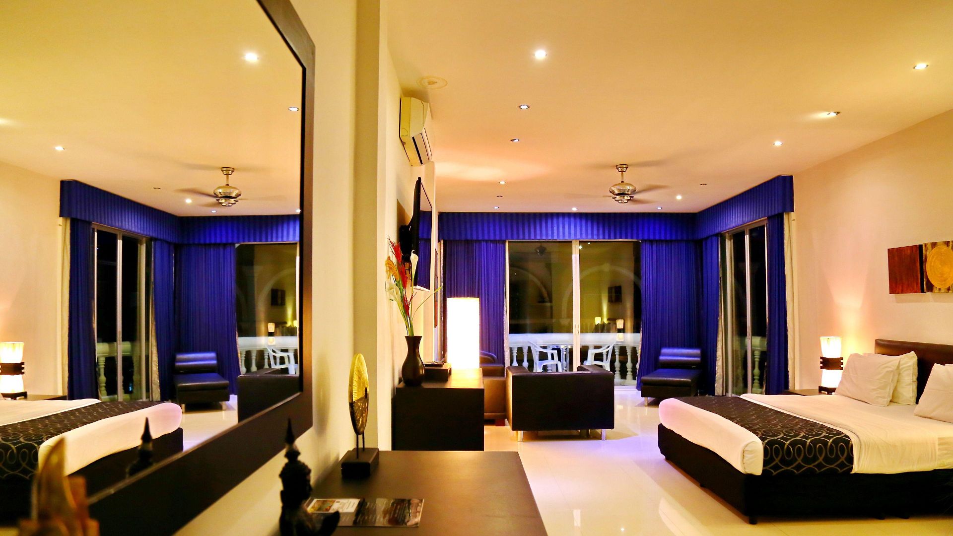 East โรงแรม