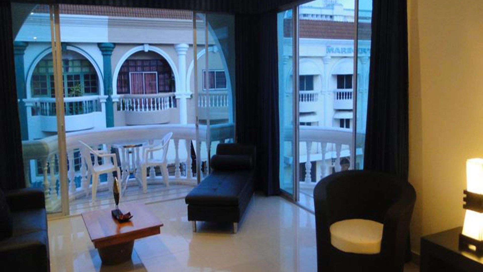 East โรงแรม