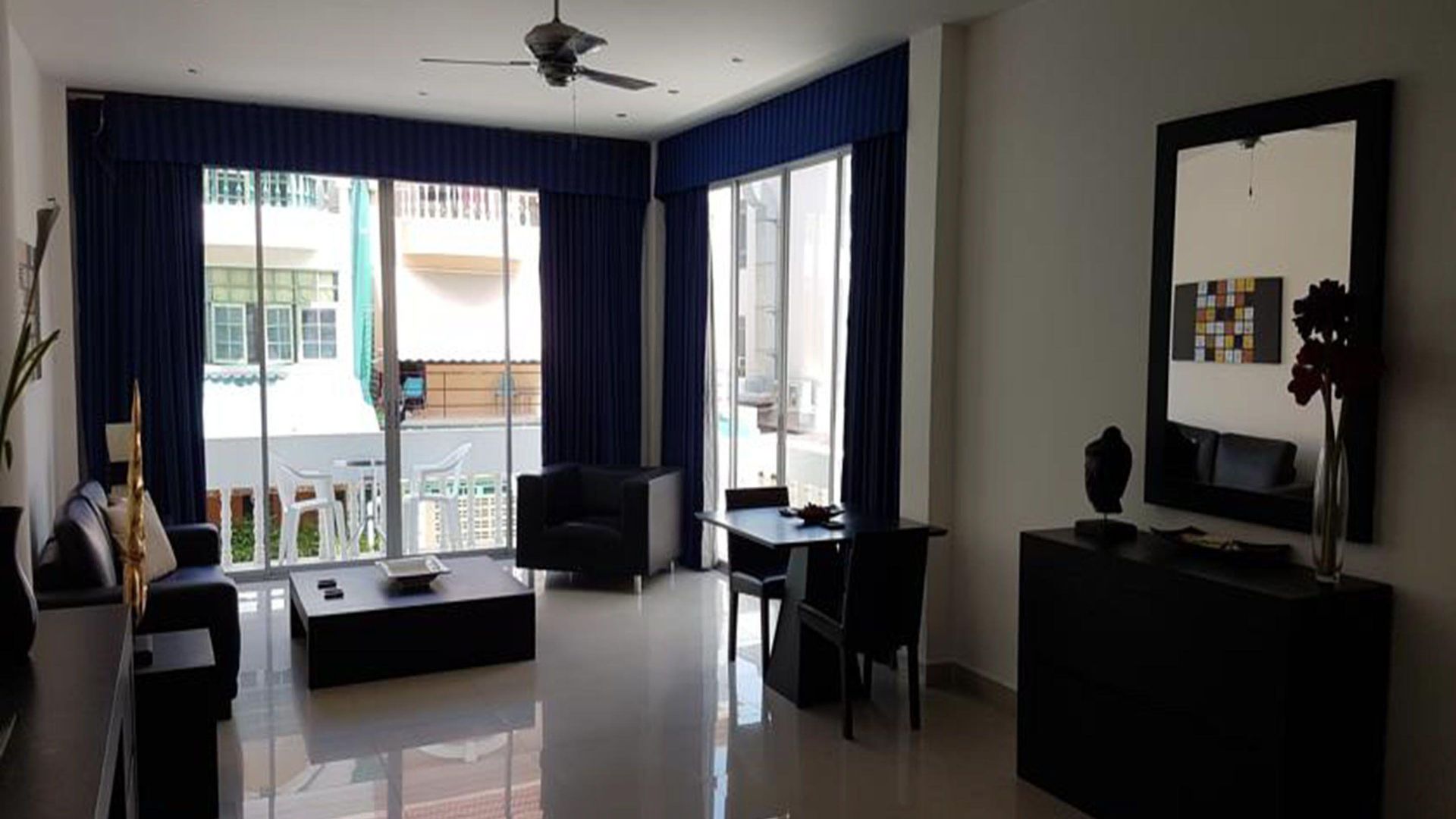 East โรงแรม