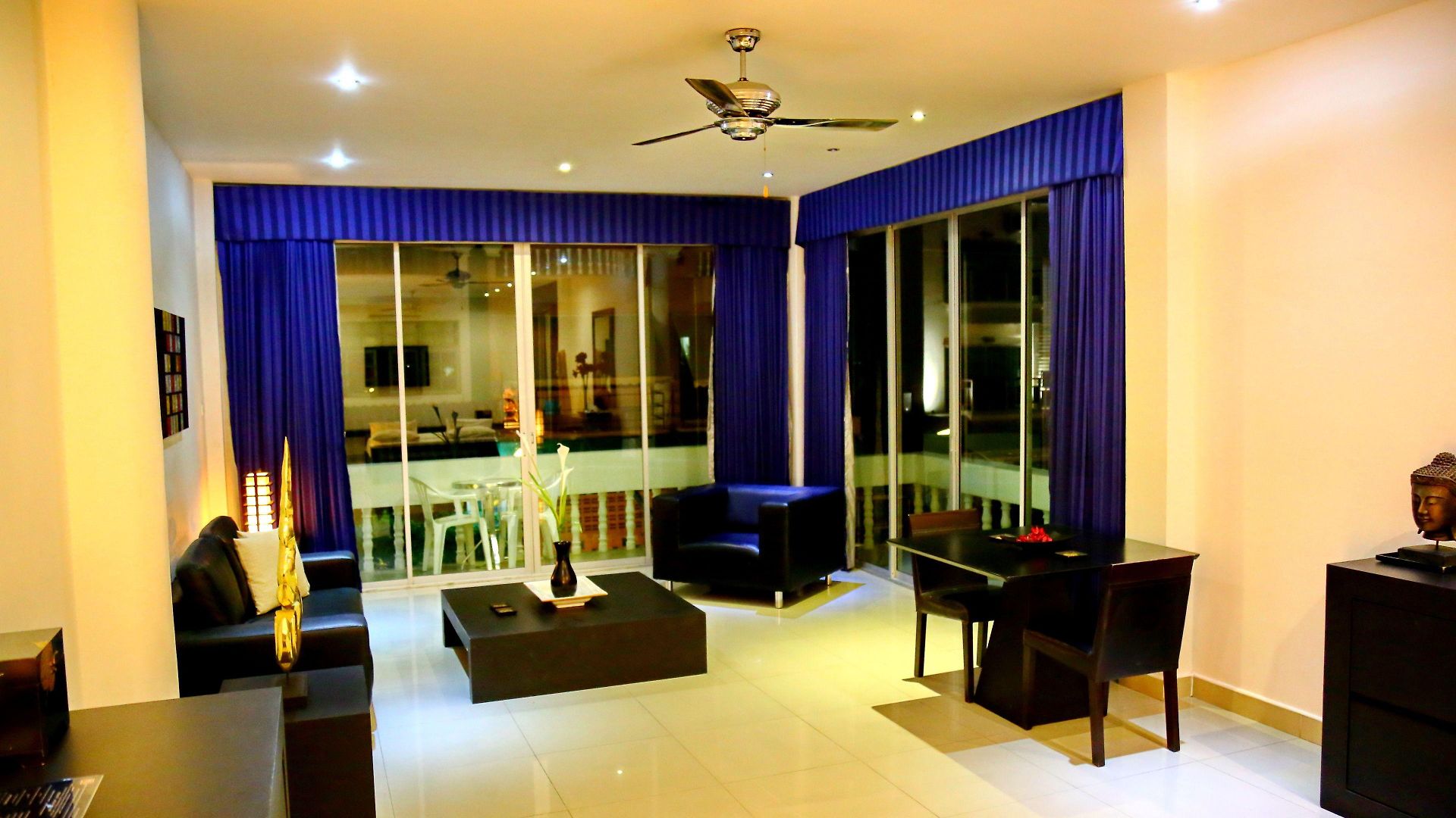 โรงแรม East