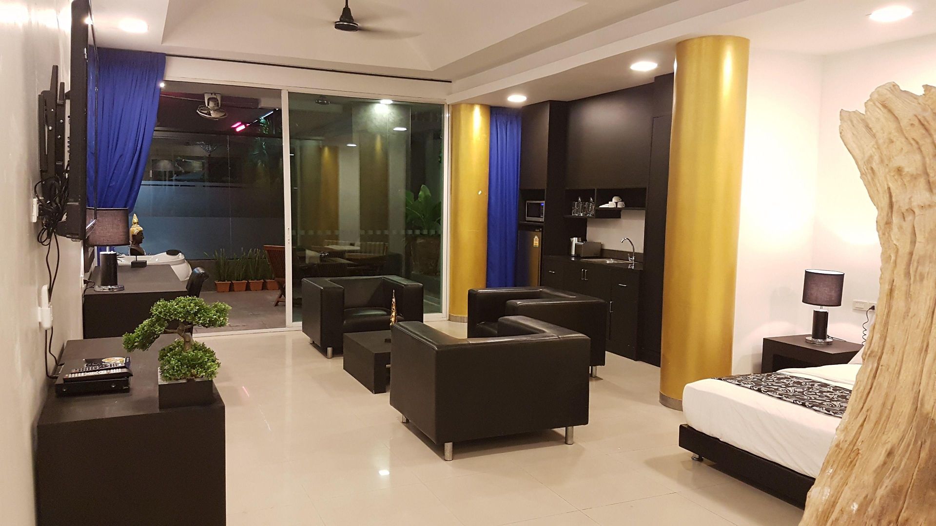 โรงแรม East