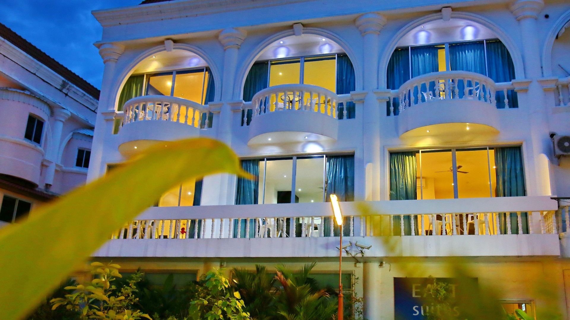 โรงแรม East