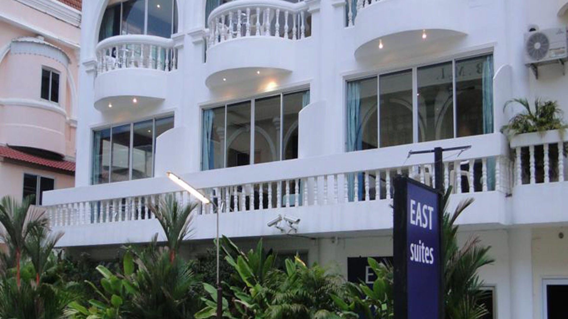East โรงแรม