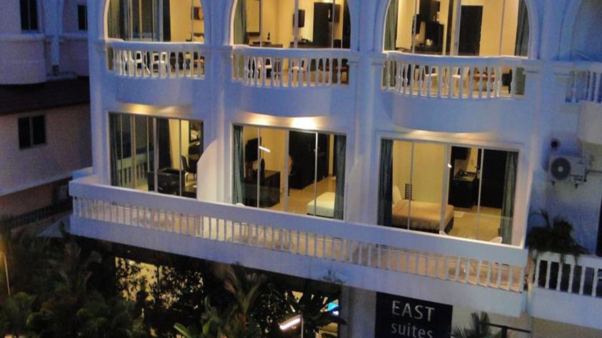 East โรงแรม 3*