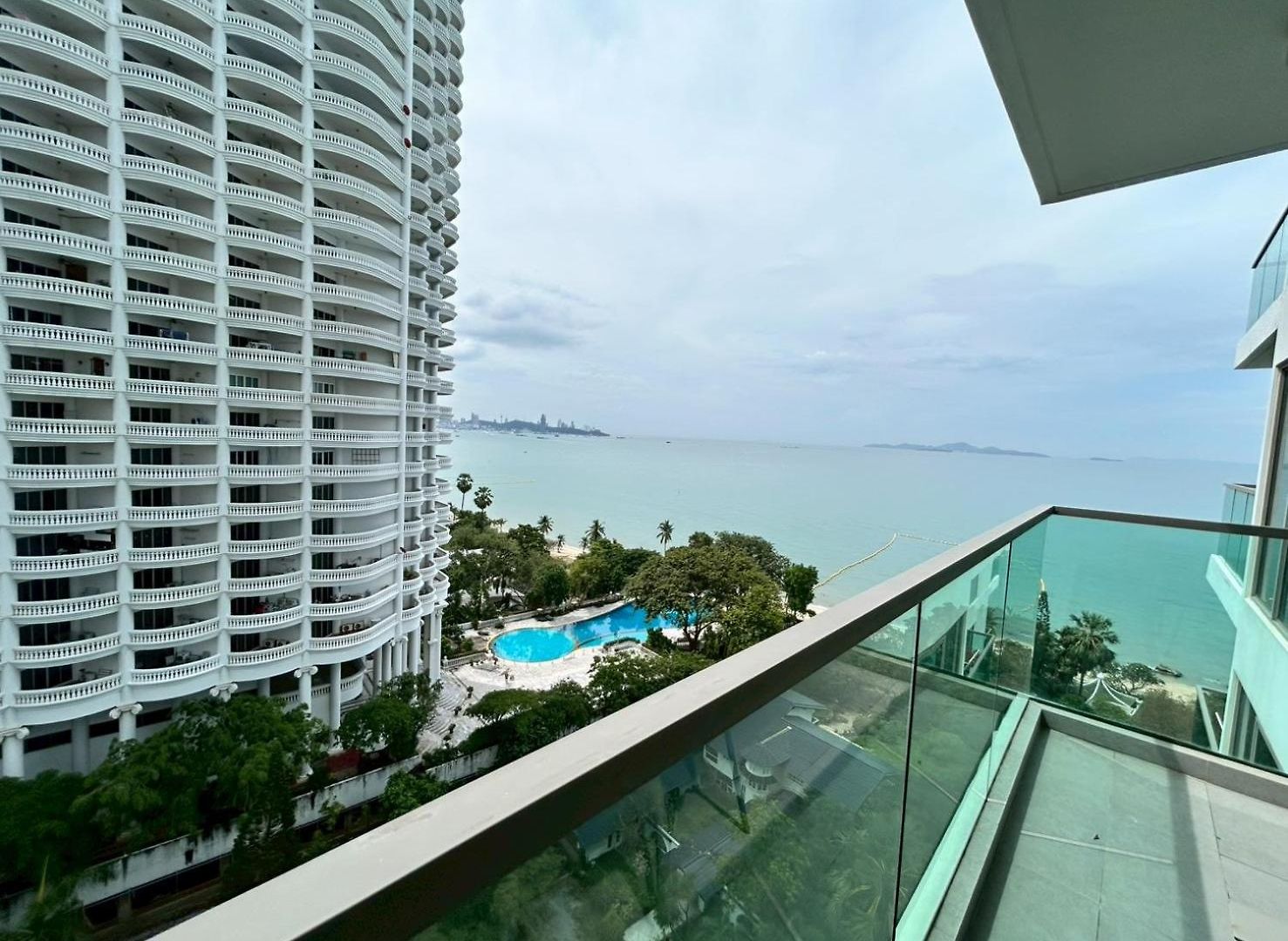 Wong Amat Tower 1305 *
