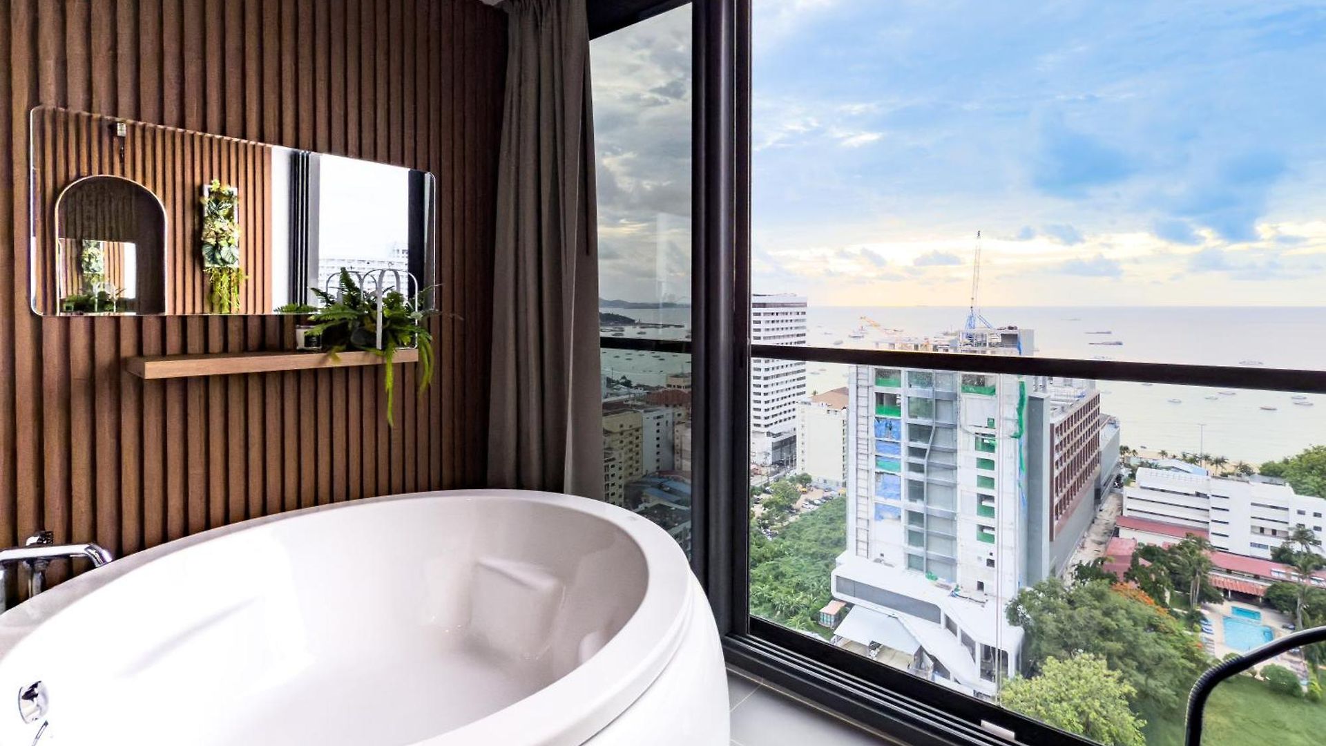 Luxury 2 Bed Sea View Bath Tub In Balcony Apartment