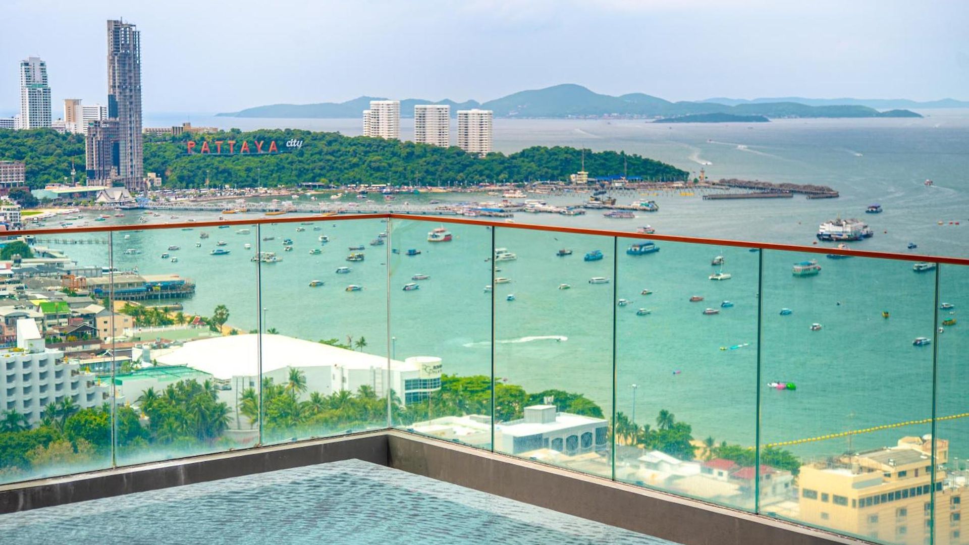 Edge Pattaya-skyline Retreat อพาร์ทเม้น *
