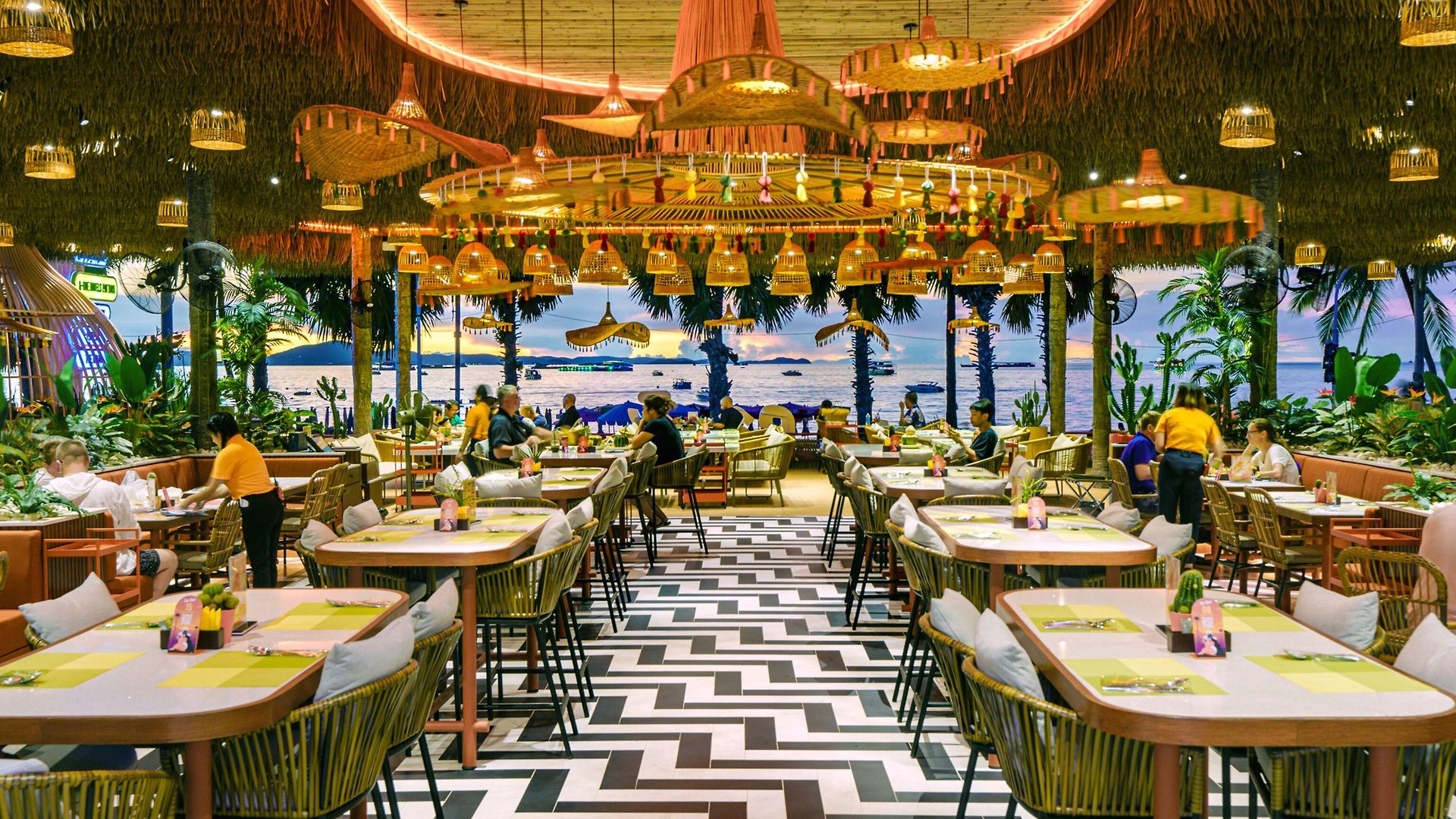 The Cruise โรงแรม 4*