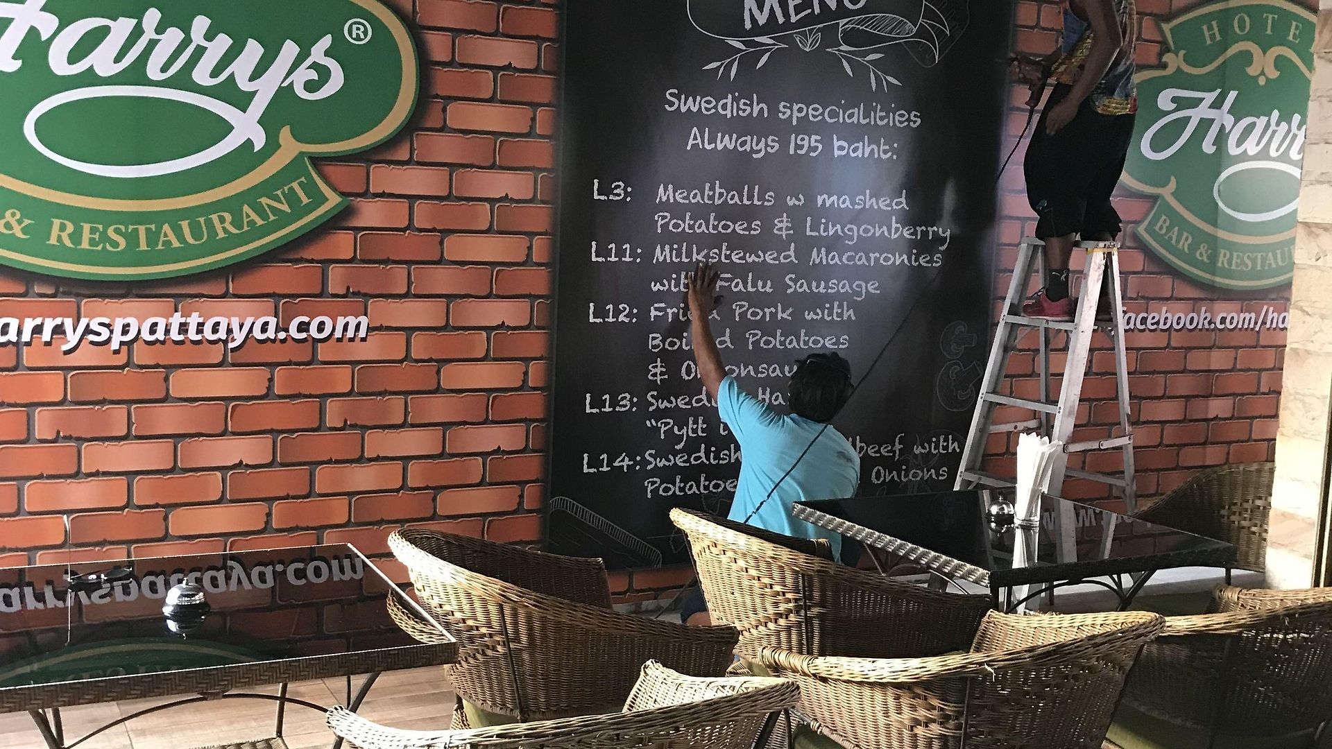 โรงแรม Harrys Bar & Restaurant Pattaya