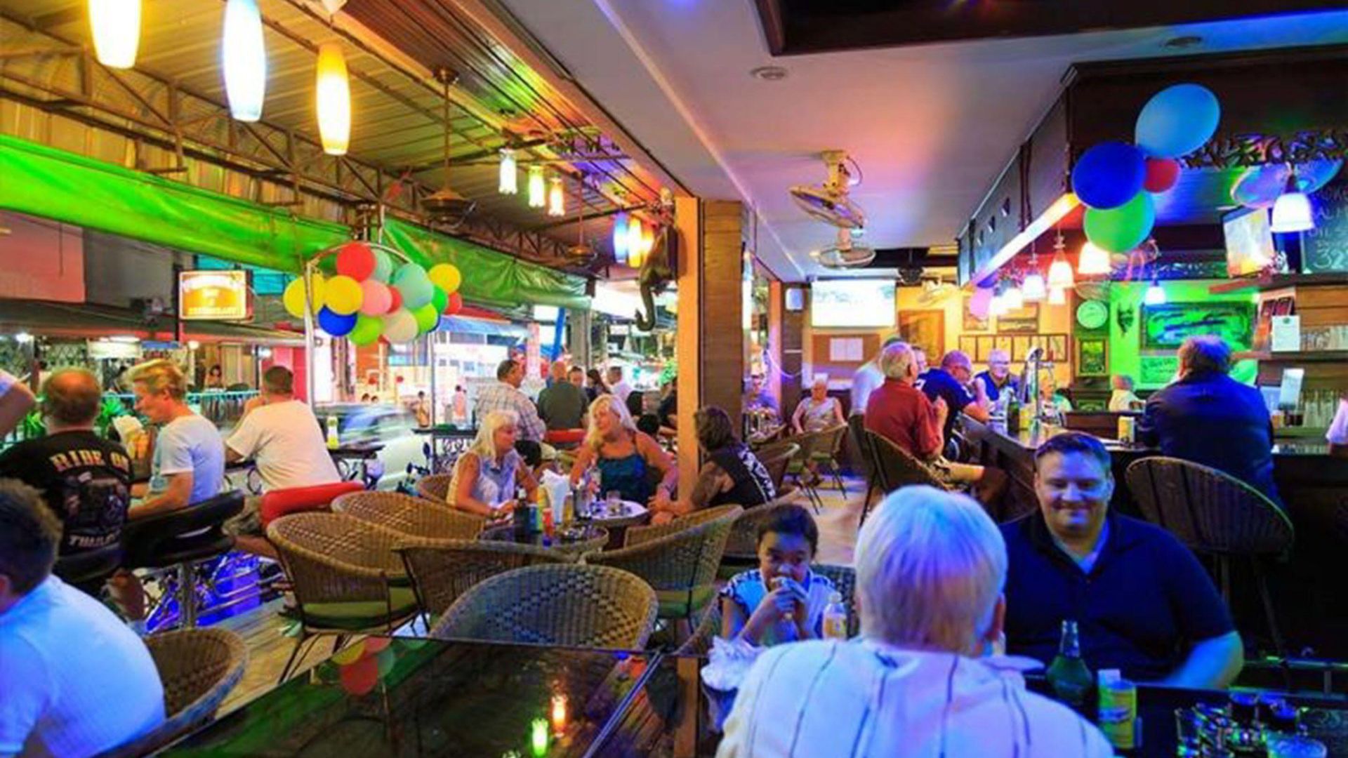 โรงแรม Harrys Bar & Restaurant 3*