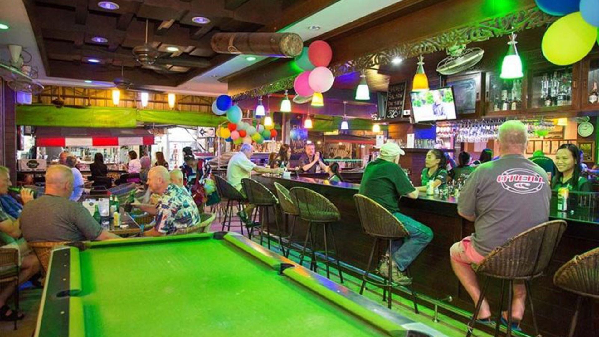 โรงแรม Harrys Bar & Restaurant