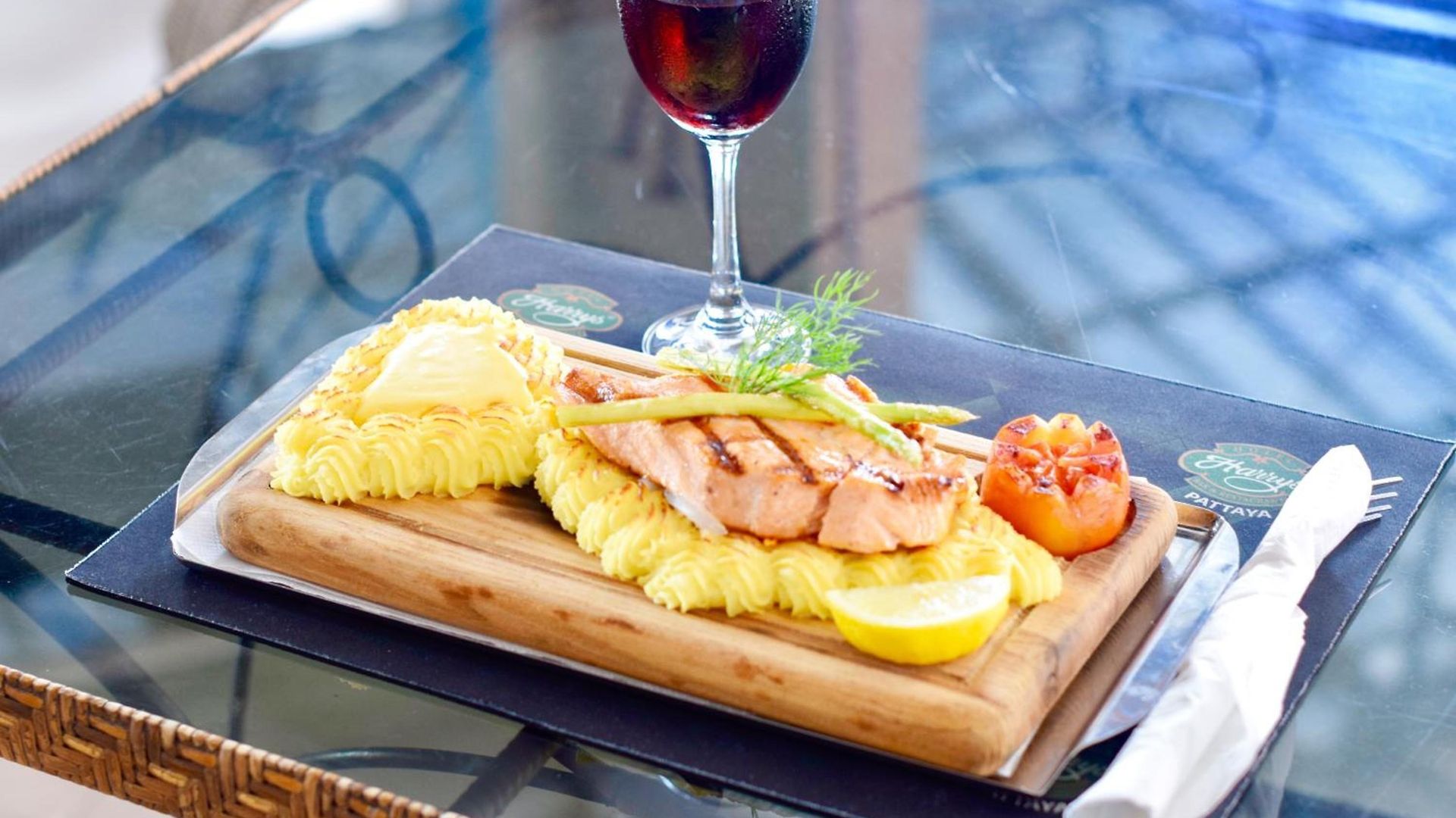 Harrys Bar & Restaurant