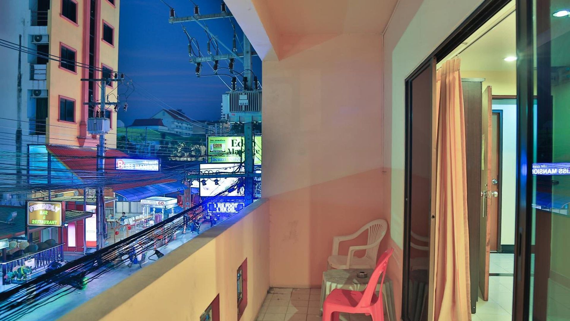 โรงแรม Harrys Bar & Restaurant 3*