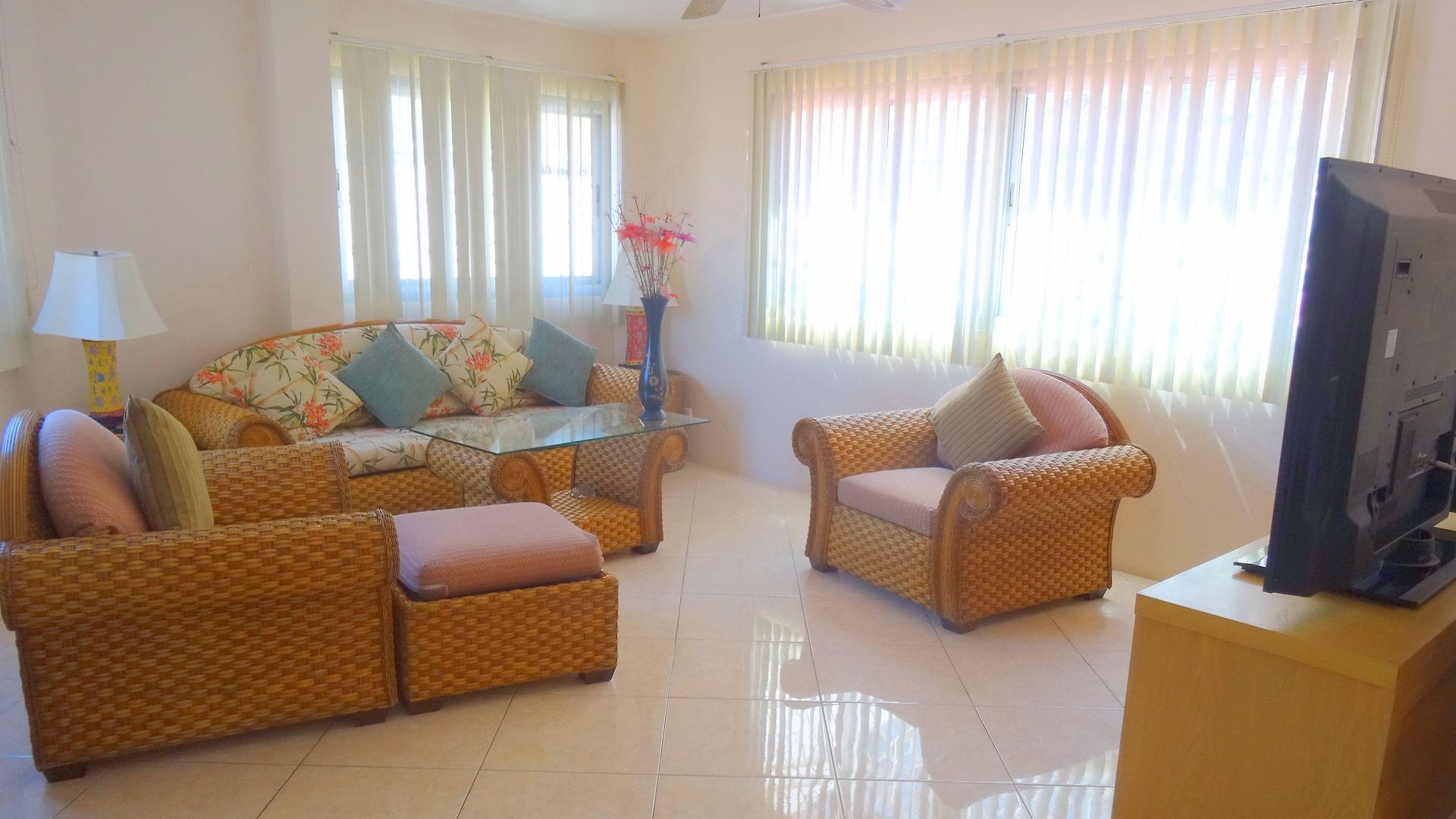 โรงแรม Butterfly Garden Boutique By Luxury View Ex Lg Apts And Villas, A Lifestyle Destination 1 To 3 Bedroom Units 110 To 190 Sqmtr, 2 Full Bathrooms, Rain Shower, Complete Kitchen, Free Fast Fiber Wifi, 55