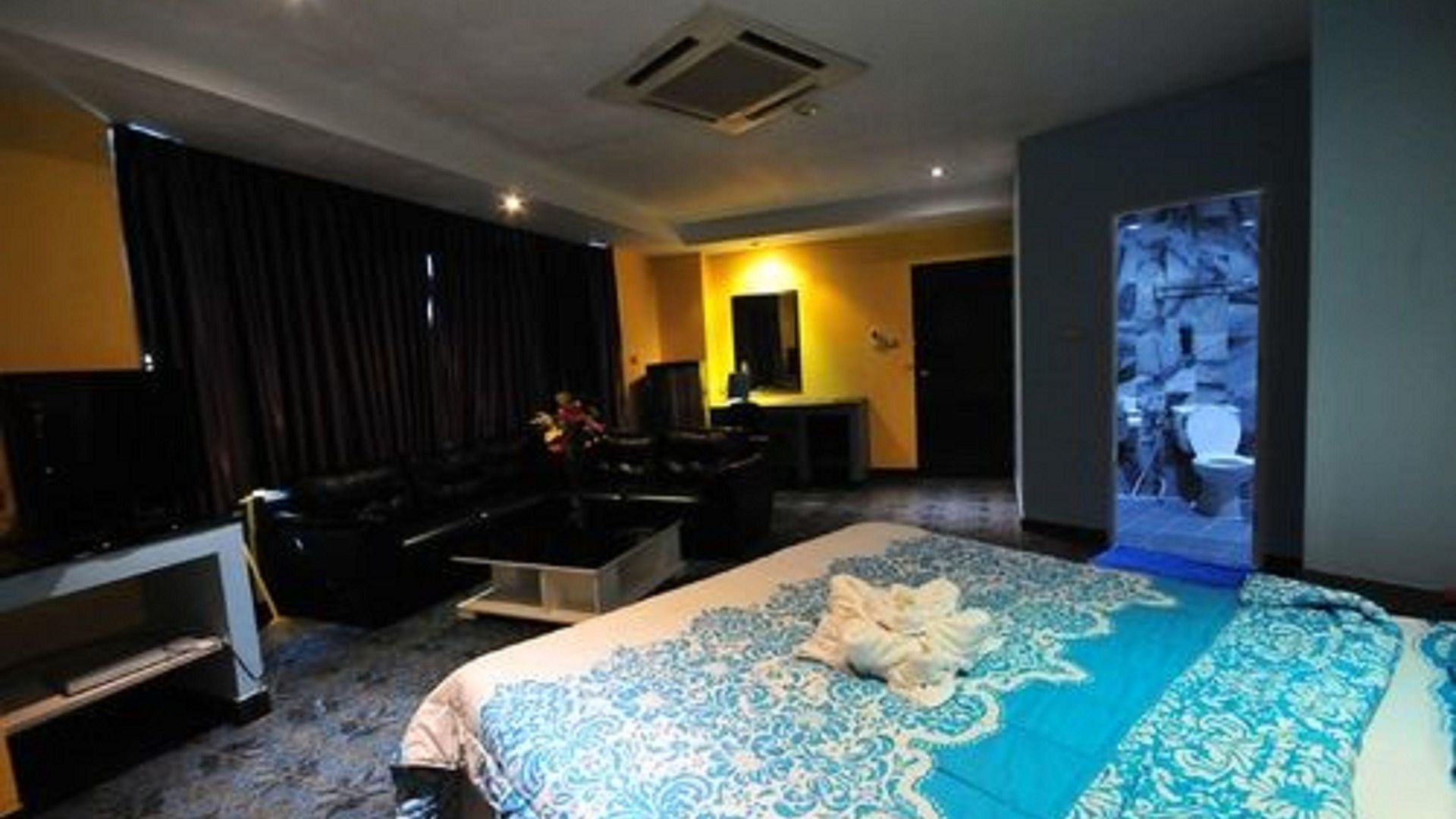 Koenig Mansion โรงแรม