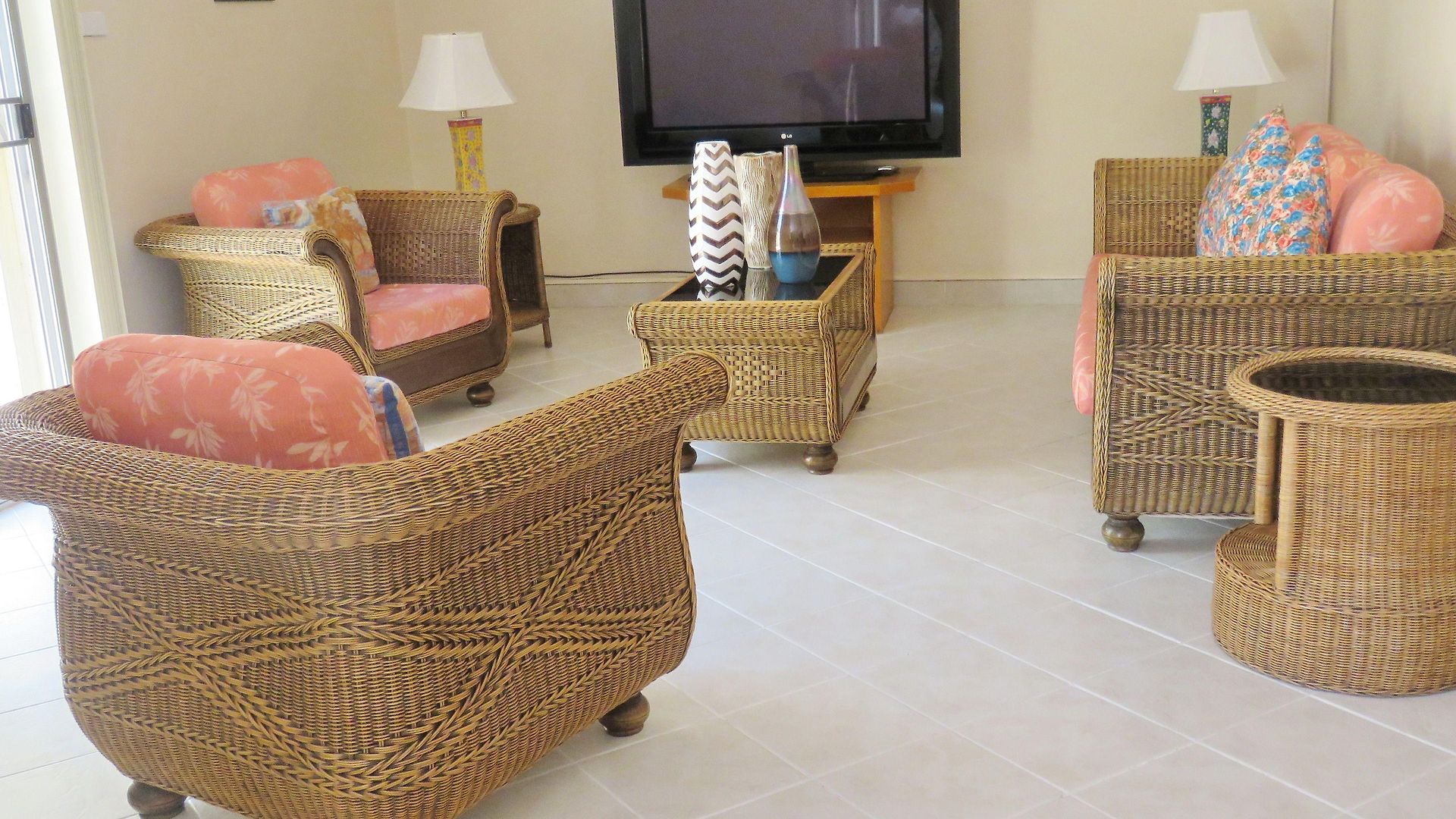 Butterfly Garden Boutique Residences Apts And Villas, A Lifestyle Destination Ex Lg 1-3 Bedroom Units , Full Kitchen, 2 Full Bathrooms, Rain Shower, Bath, Free Bbq, Free Fast Fiber Optic Wifi, Staff 24-7 3*