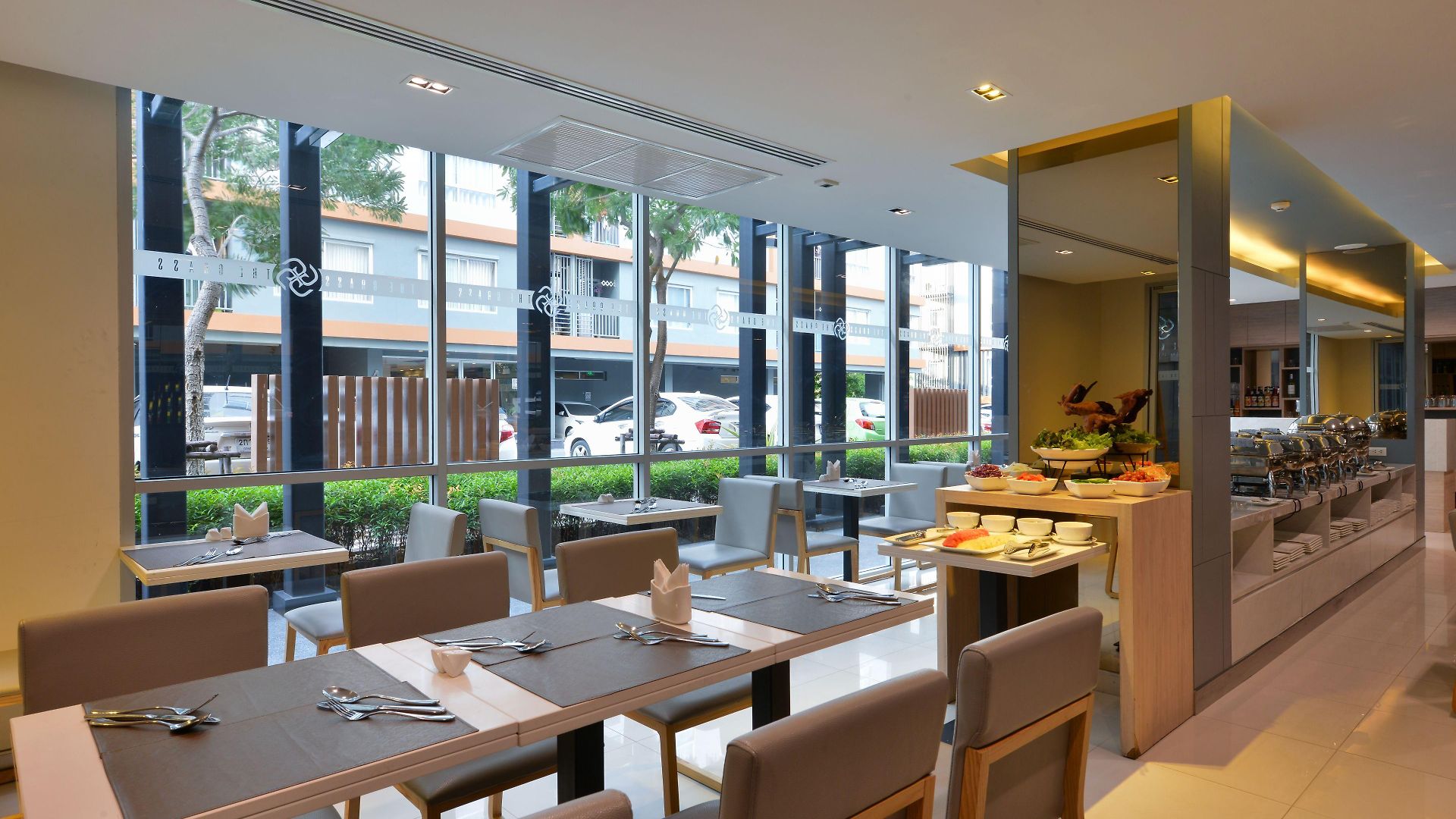โรงแรม The Grass Serviced 4*